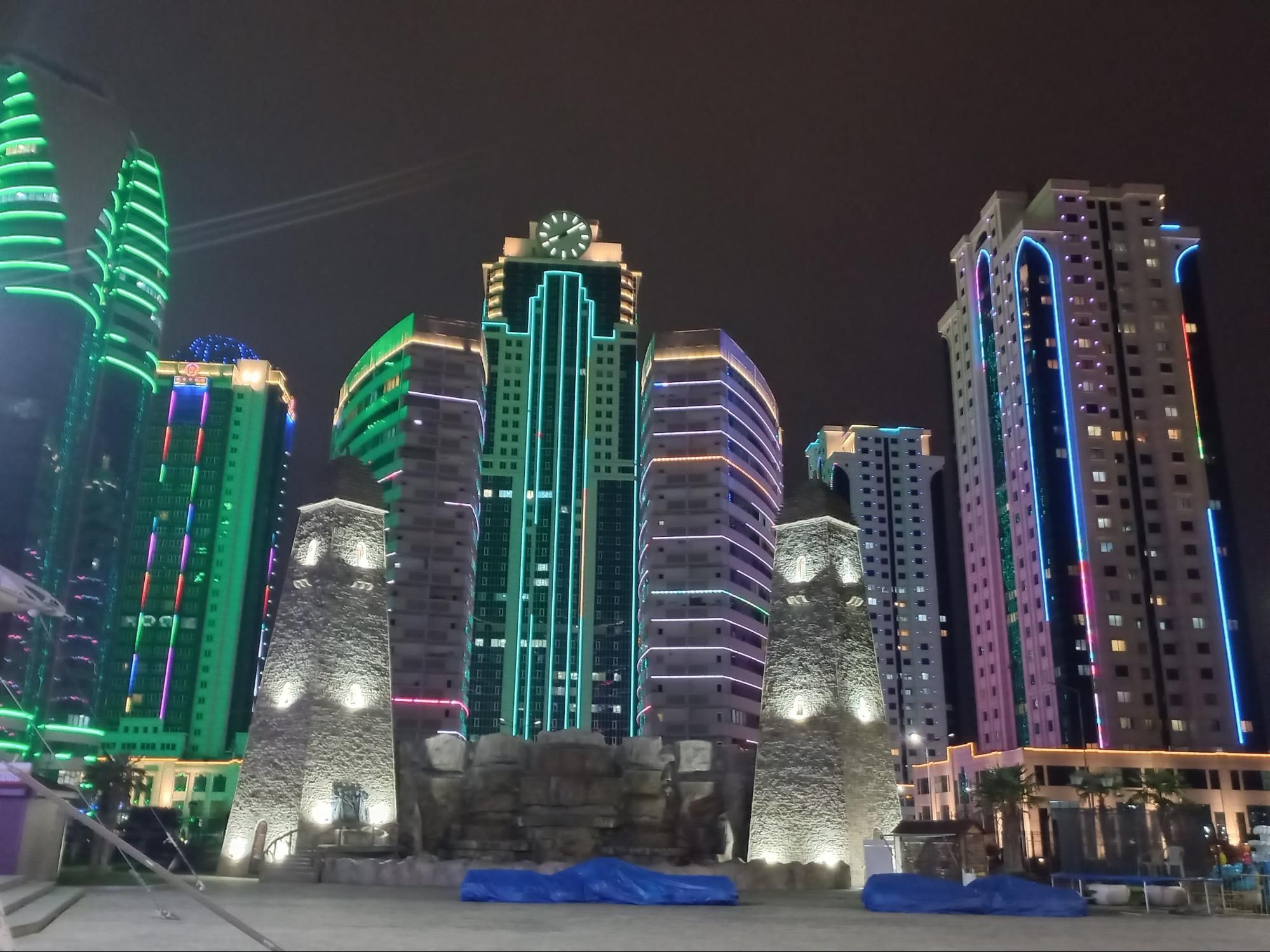 Ещё один символ прошлого и будущего: средневековые башни и современные небоскрёбы. Фото Дарины Устич