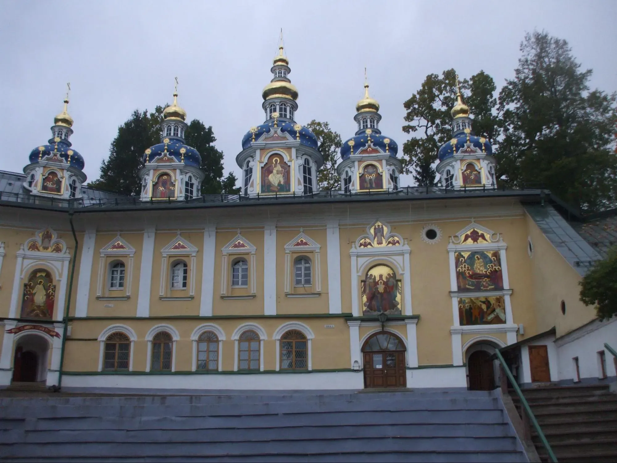 Монастырь очень нарядный. Фото Дарины Устич
