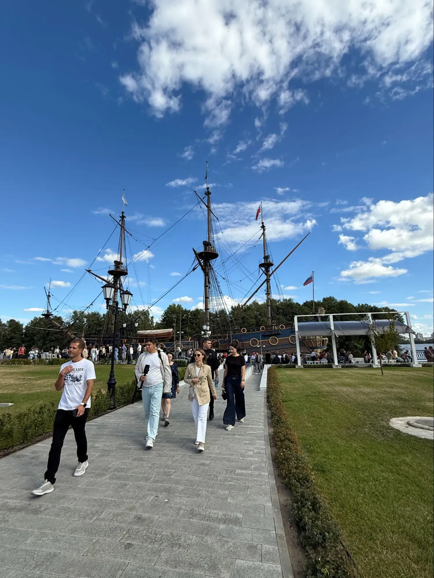 Прогулочная часть Петровской набережной с видом на «Гото Предестинацию». Фото: Татьяна Осовская