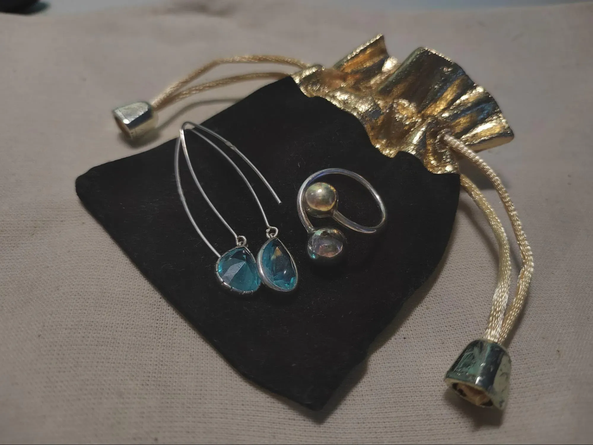 Серьги и кольцо из села Кубачи. Фото Дарины Устич