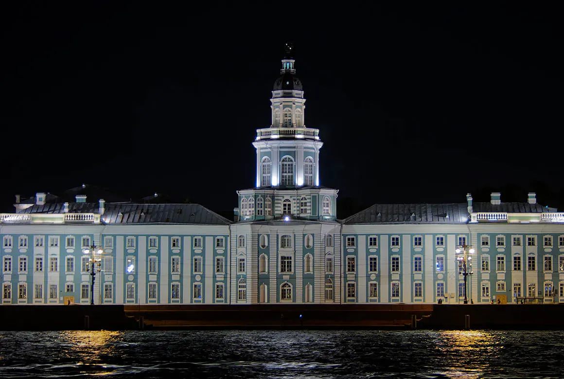 Ночная Кунсткамера (Arxitektor / Shutterstock)