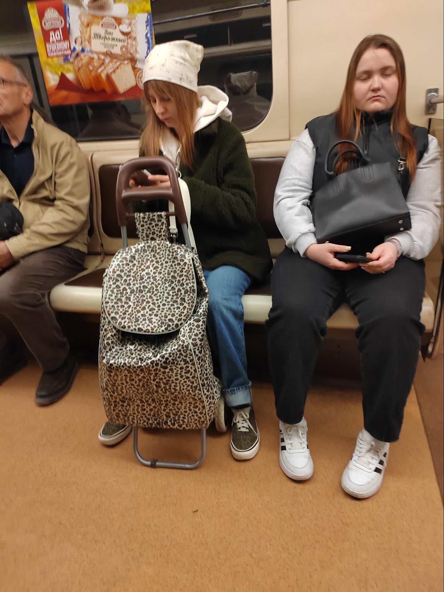 Покупателей видно ещё в метро. Фото Дарины Устич