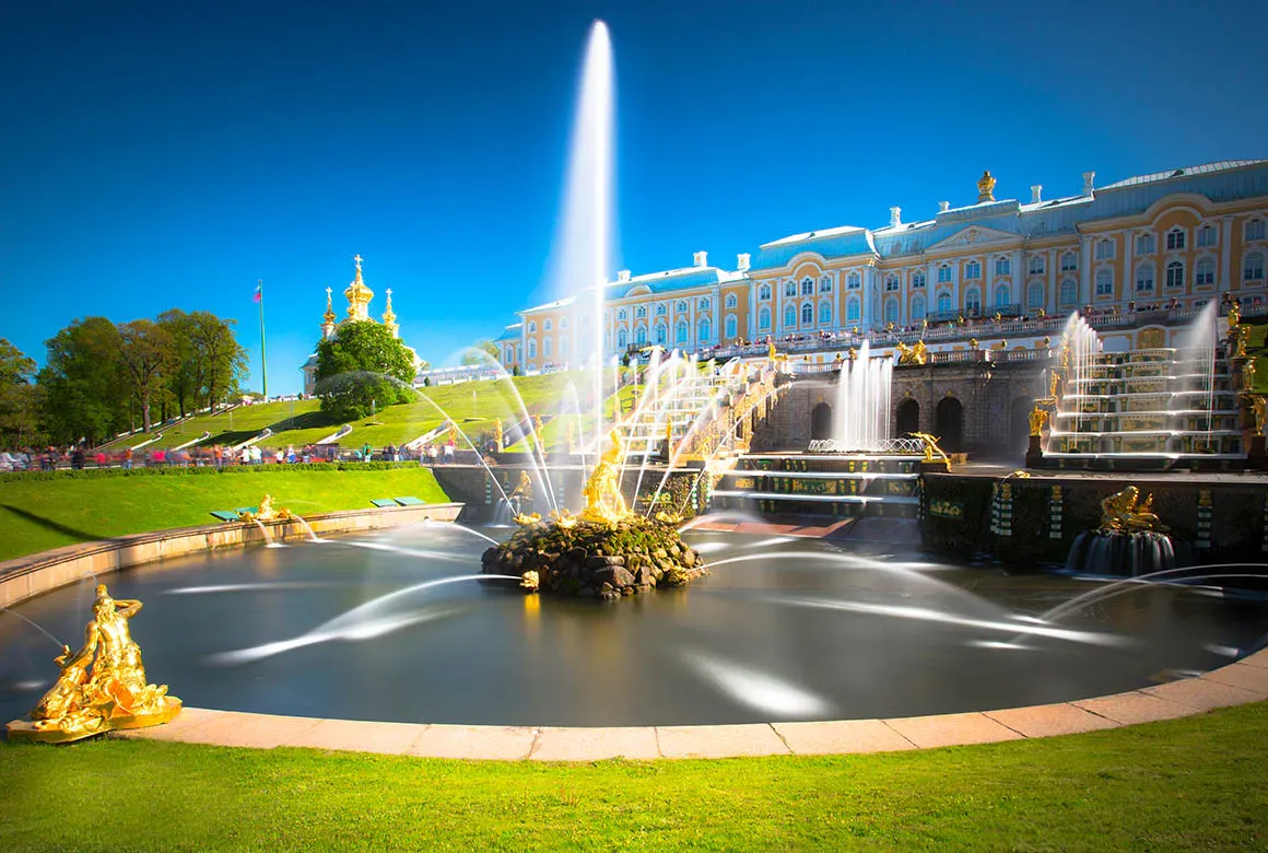 Большой дворец в Петергофе (Anikin Denis / Shutterstock)