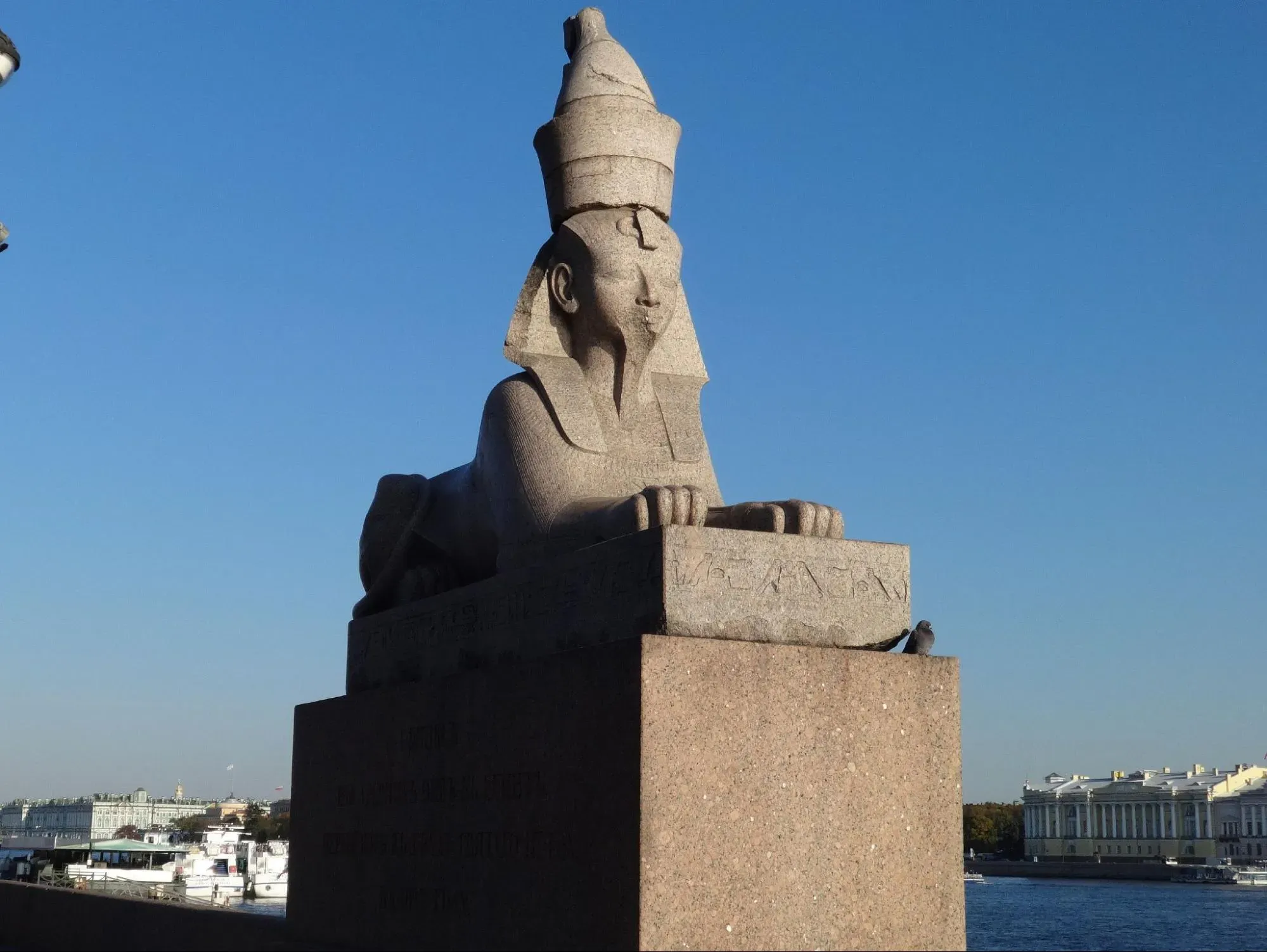 В глаза сфинксам лучше не смотреть. Фото: Надежда Пивоварова / Wikimedia