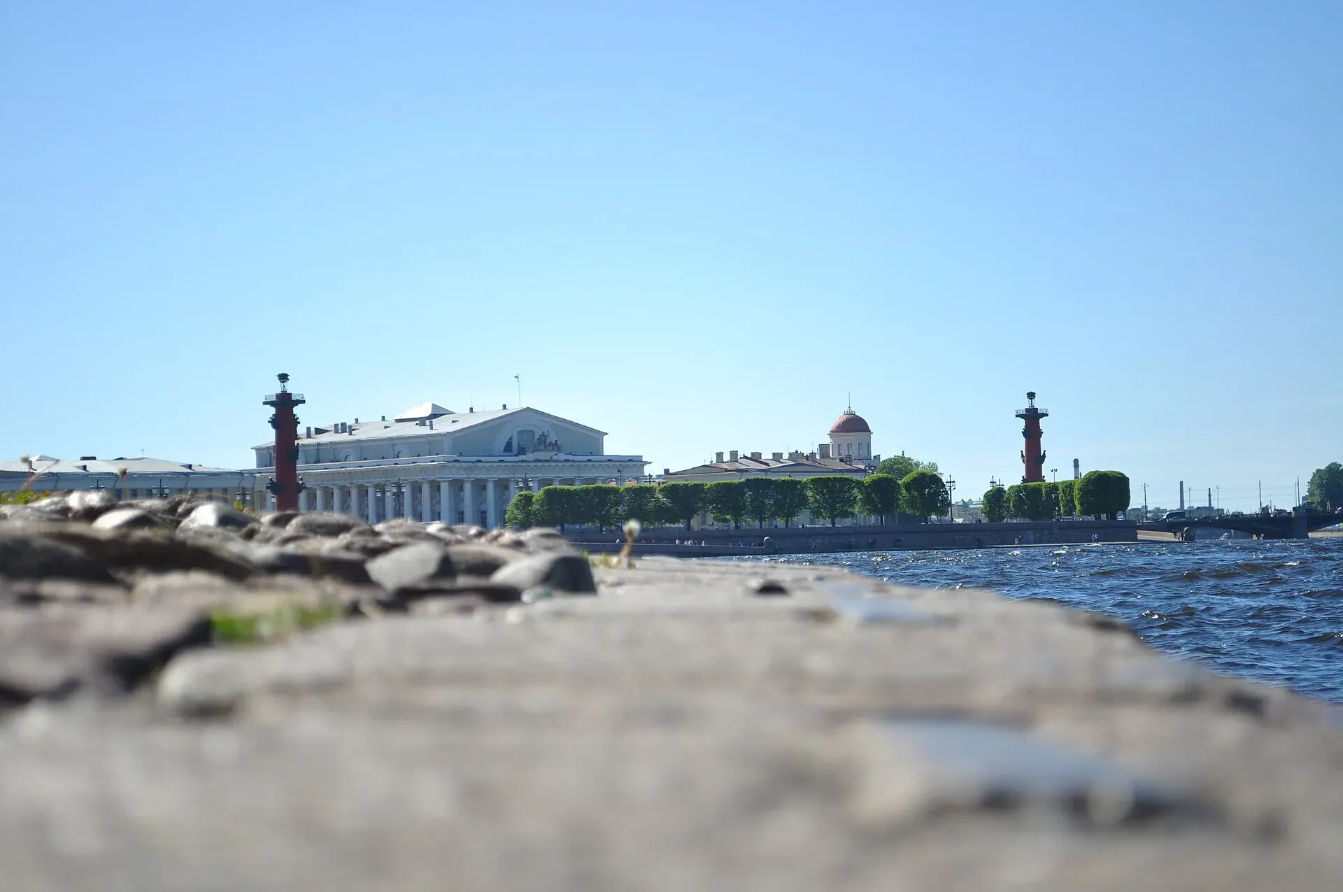 На набережной Невы (Карачинцев Даня / Wikimedia)