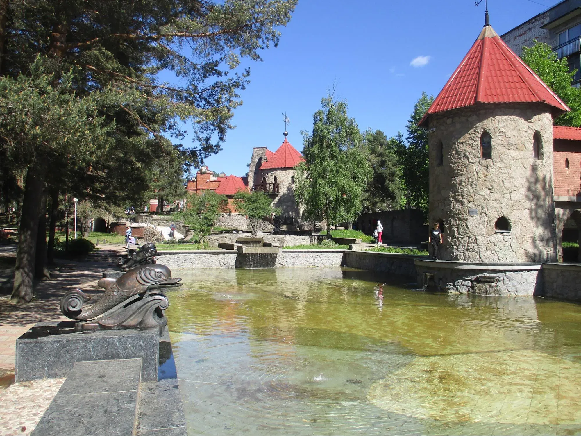 Замок окружён водоёмом, как и положено. Фото Дарины Устич