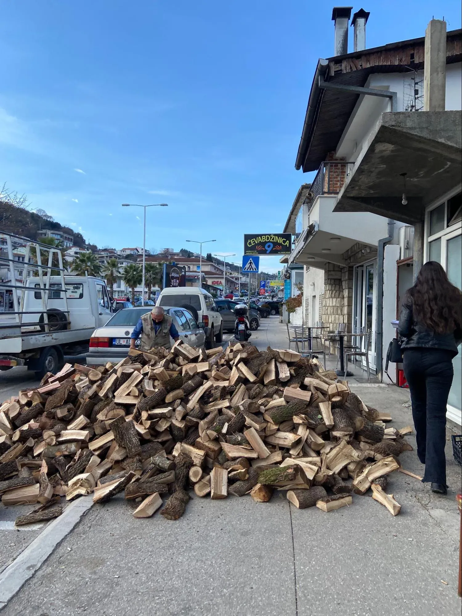 Дрова в Ульцине. Автор фото Анастасия Пелевина