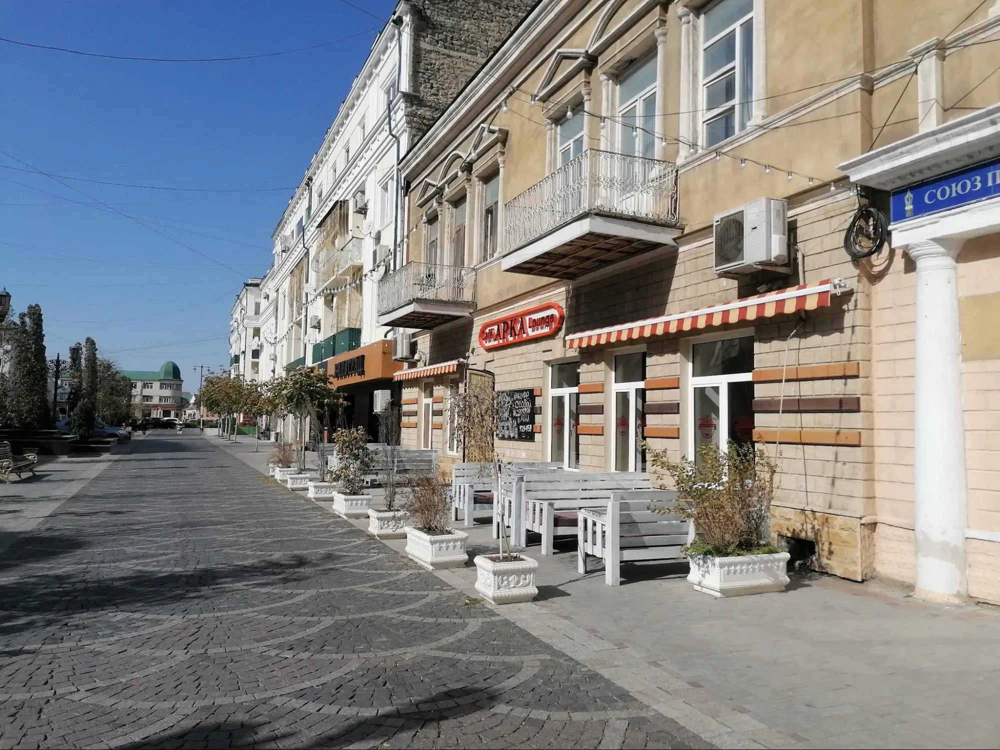 На ул. Буйнакского в Махачкале много винных магазинов. Фото Дарины Устич