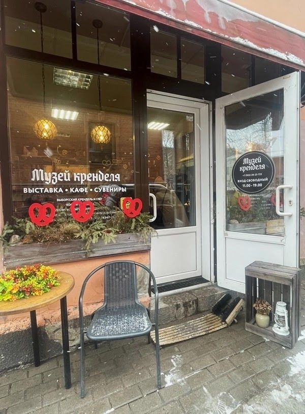 За неприметной вывеской начинается история. Фото Дарины Устич