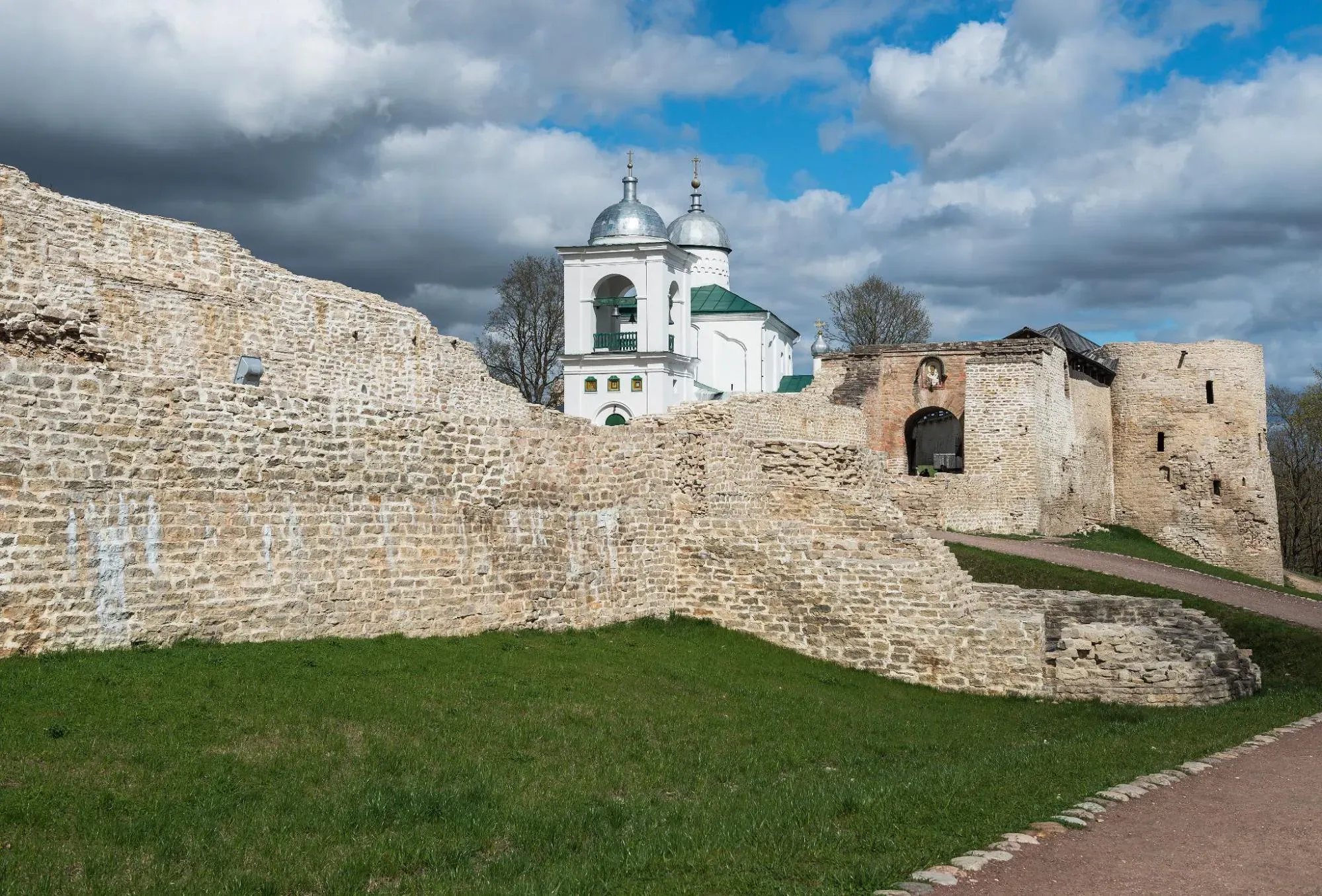 Изборская крепость снаружи. Фото:&nbsp;Sachkv / Wikimedia