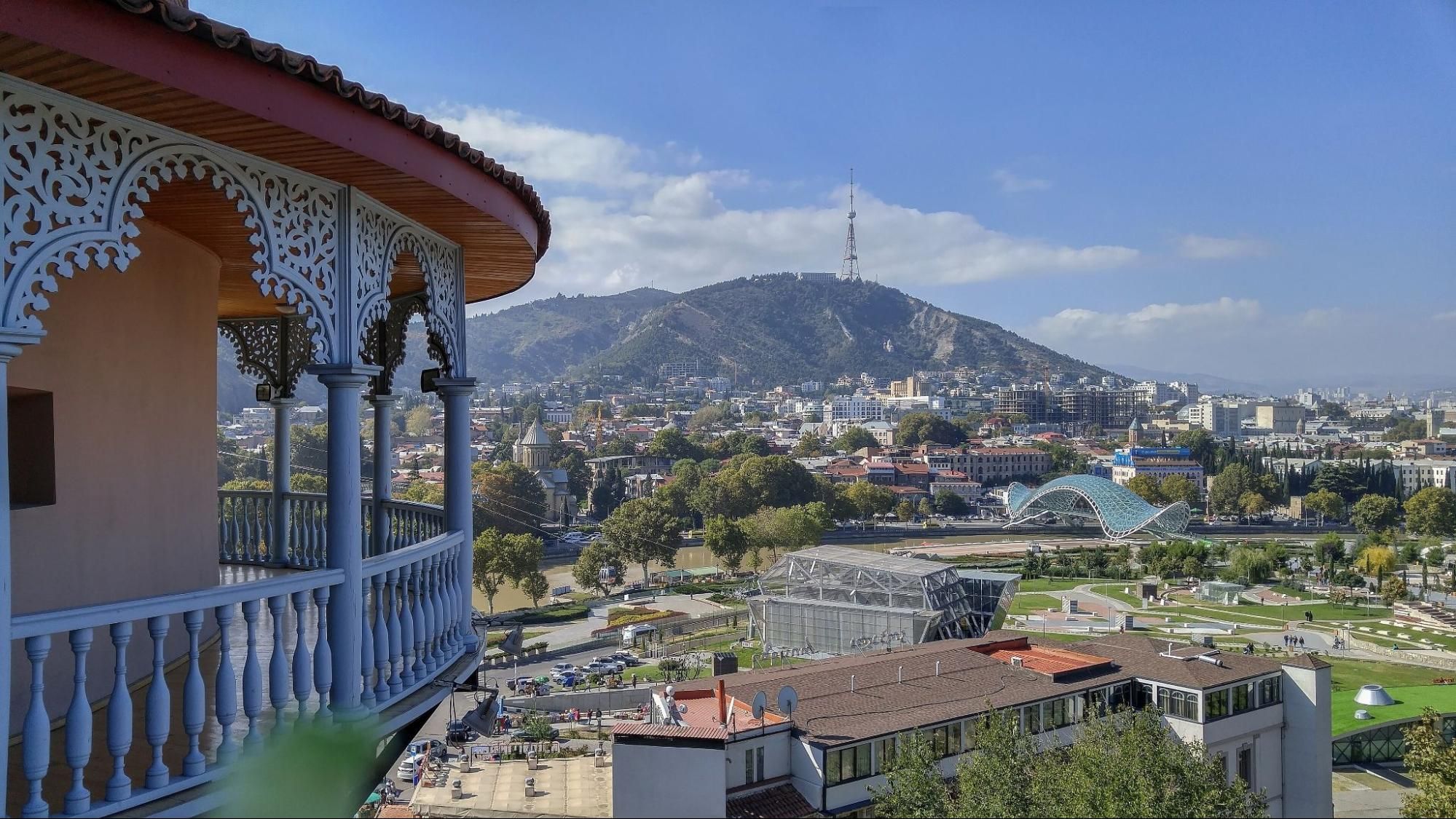 Панорама: парк Рике и Мост мира вдалеке. Фото:&nbsp;Mostafameraji / Wikimedia