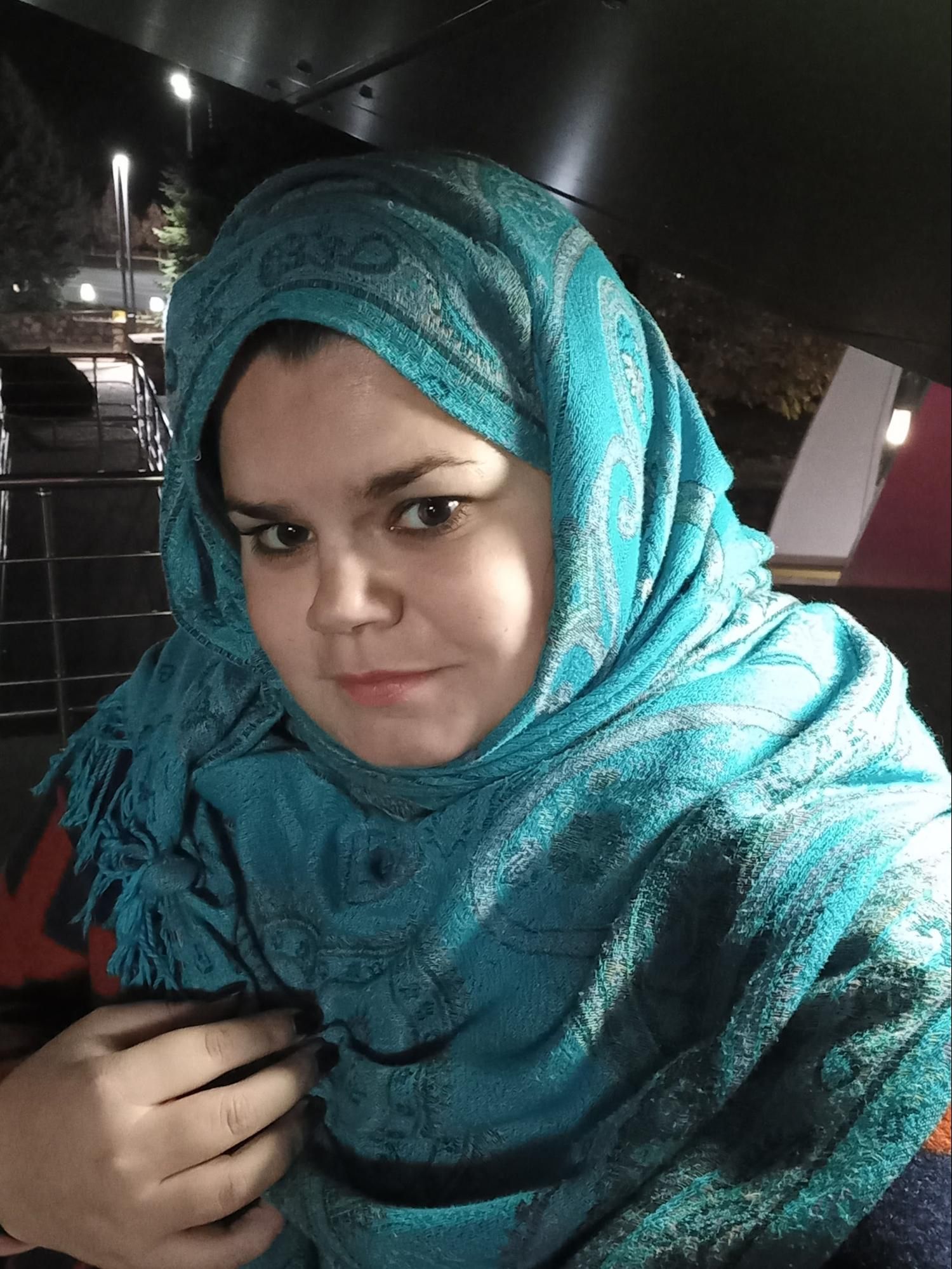 Мне помогла местная жительница, красиво завязала палантин, его даже не хотелось снимать. Фото. Дарины Устич