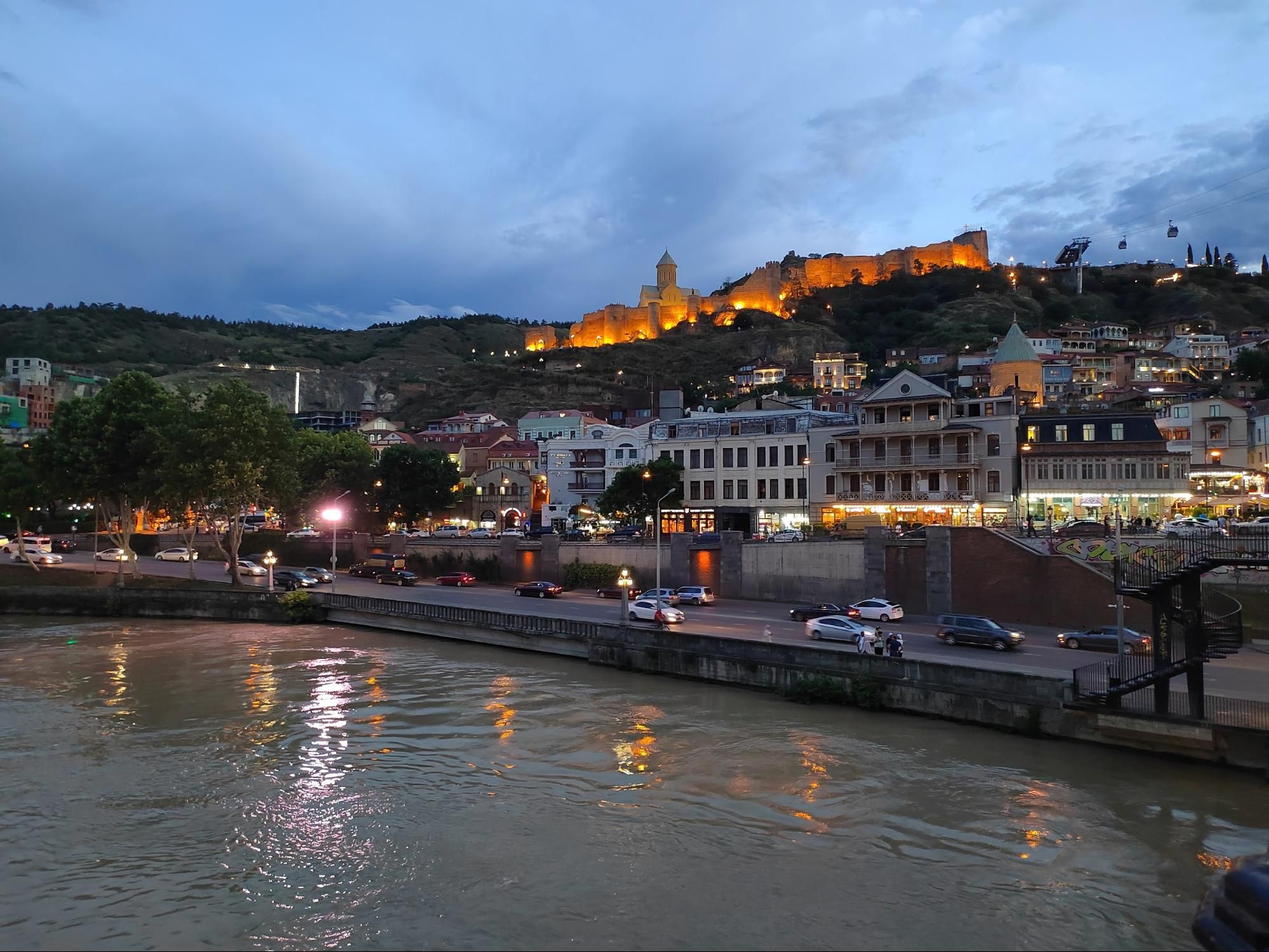 Один из главных видов Тбилиси: река Кура, старый город и Нарикала на холме. Фото Дарины Устич