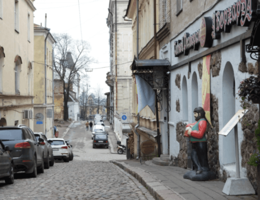 Подгорная улица и вход в ресторан «У Борхарда». Фото Дарины Устич