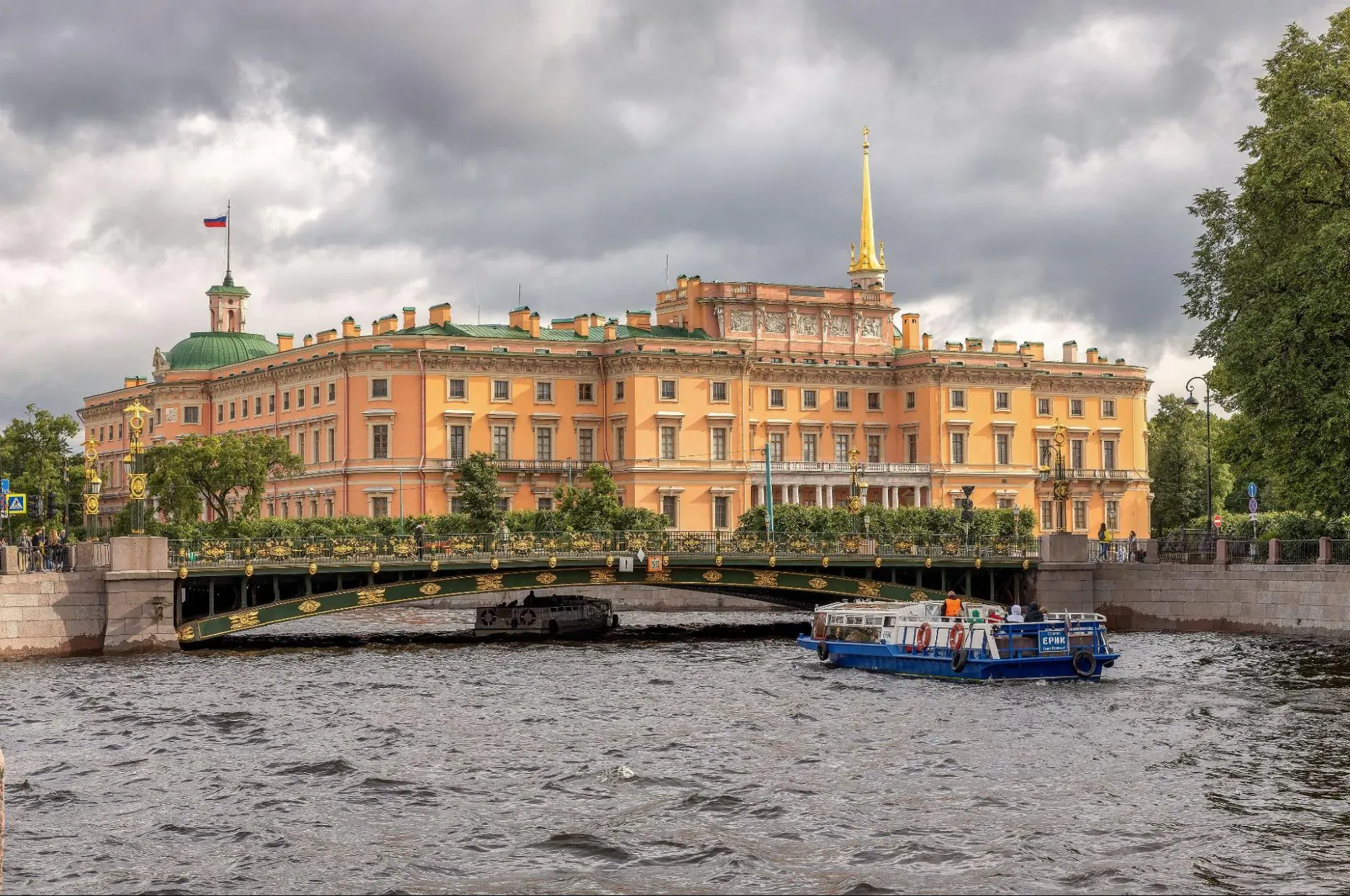 Парадный вид замка днём. Фото: Елена Нечипоренко / Wikimedia