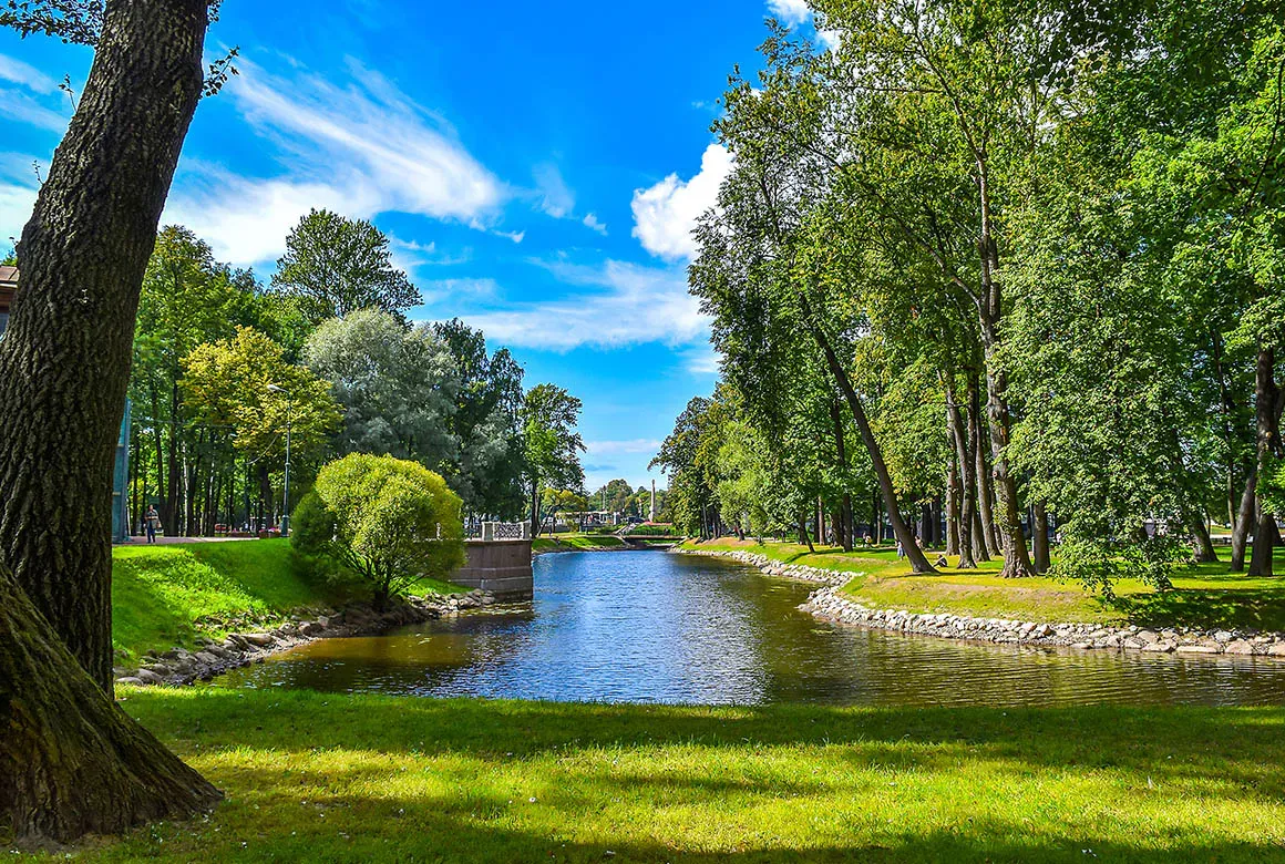 Питерские парки радуют уютом и зеленью (Lyudmila2509 / Shutterstock)