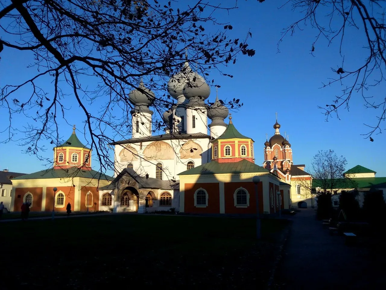Главные постройки обители. Фото Дарины Устич