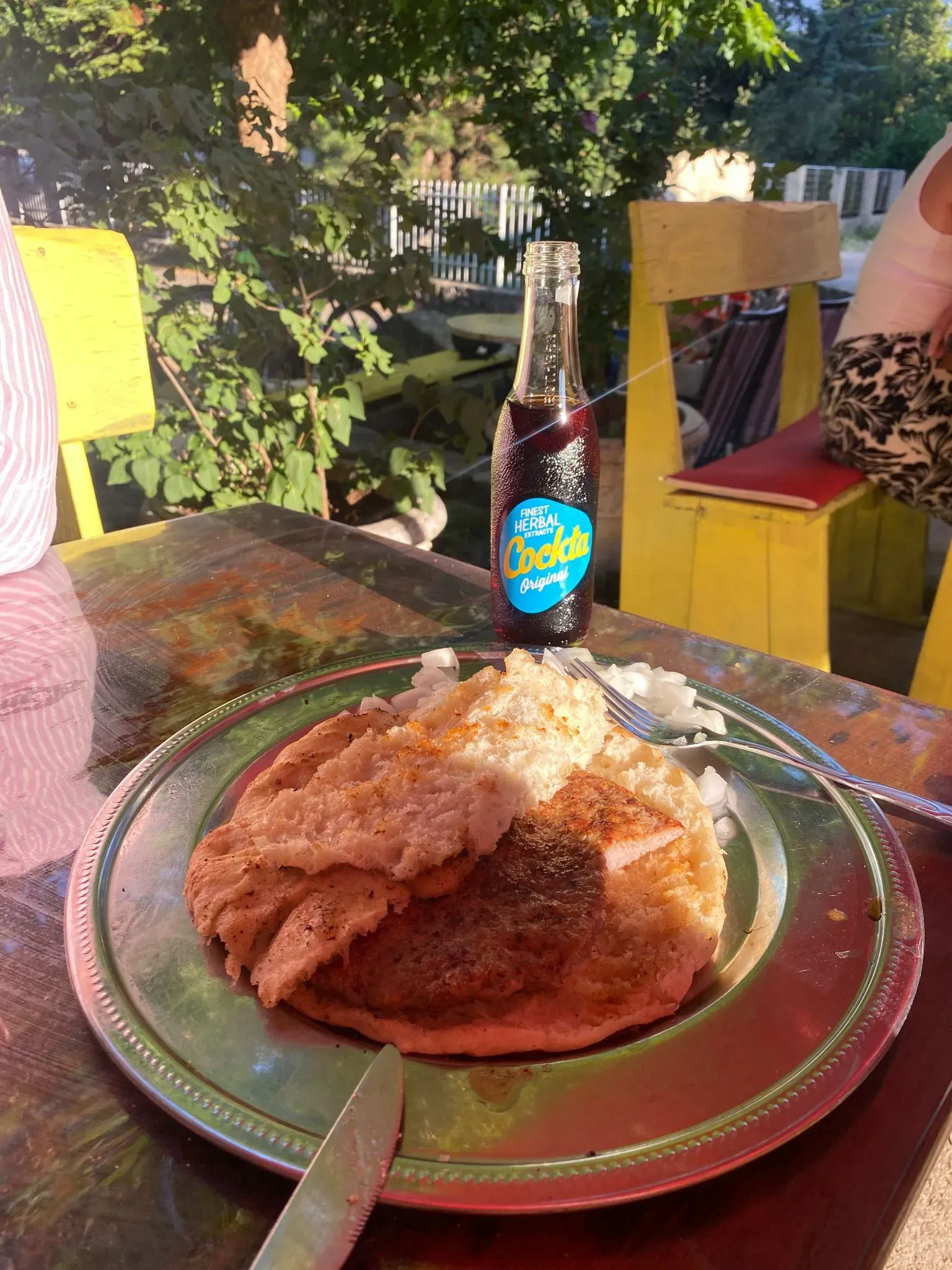 Классическая плескавица в кафане: котлета из рубленого мяса без лишних добавок. Фото: Татьяна Осовская