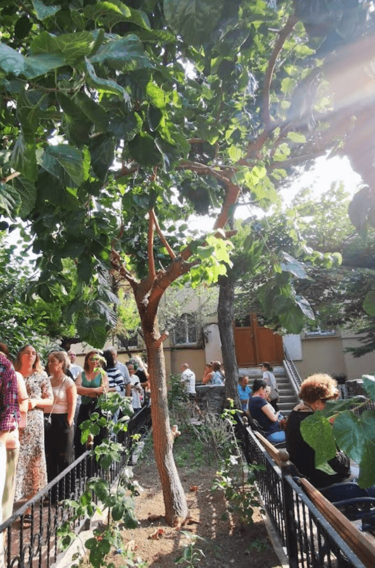 Толпы людей. Фото Дарины Устич