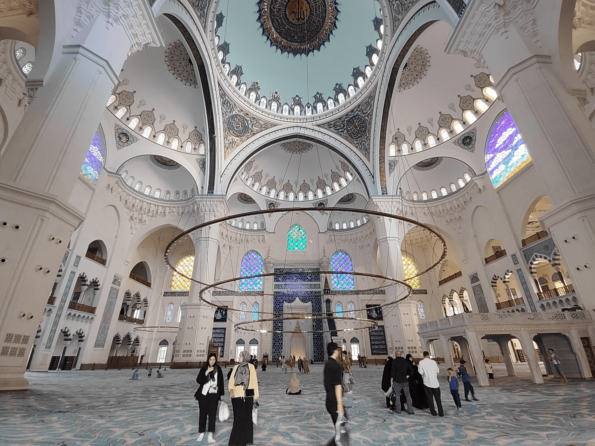 Внутри она хоть и огромная, но смотрится уютно. Фото Дарины Устич