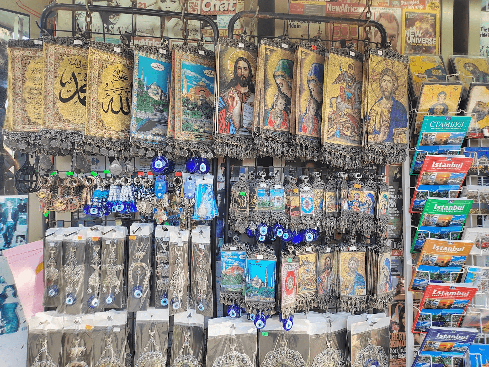 Рядом продают много христианских сувениров. Фото Дарины Устич