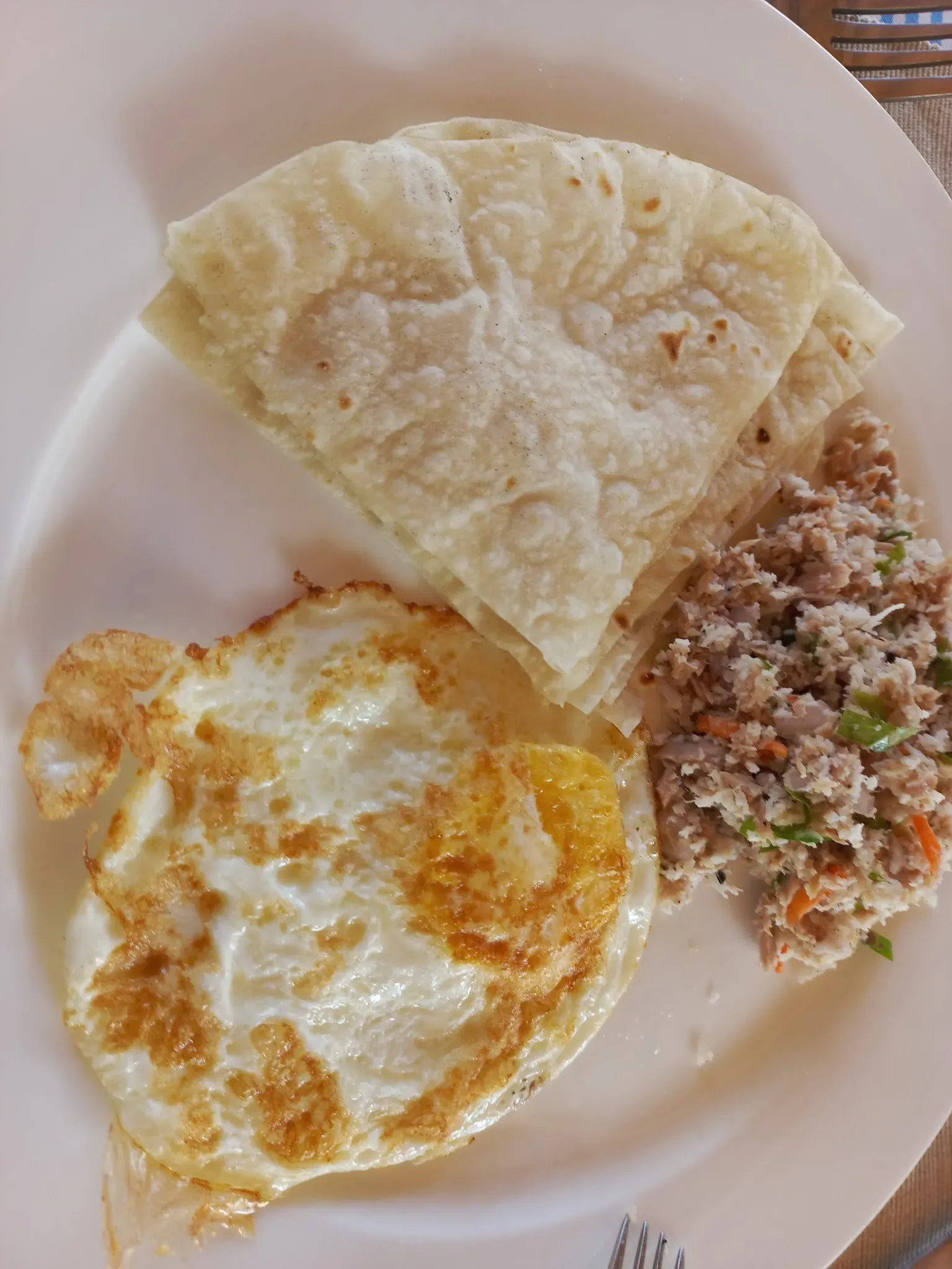 Местные вкусняшки и тунец с карри