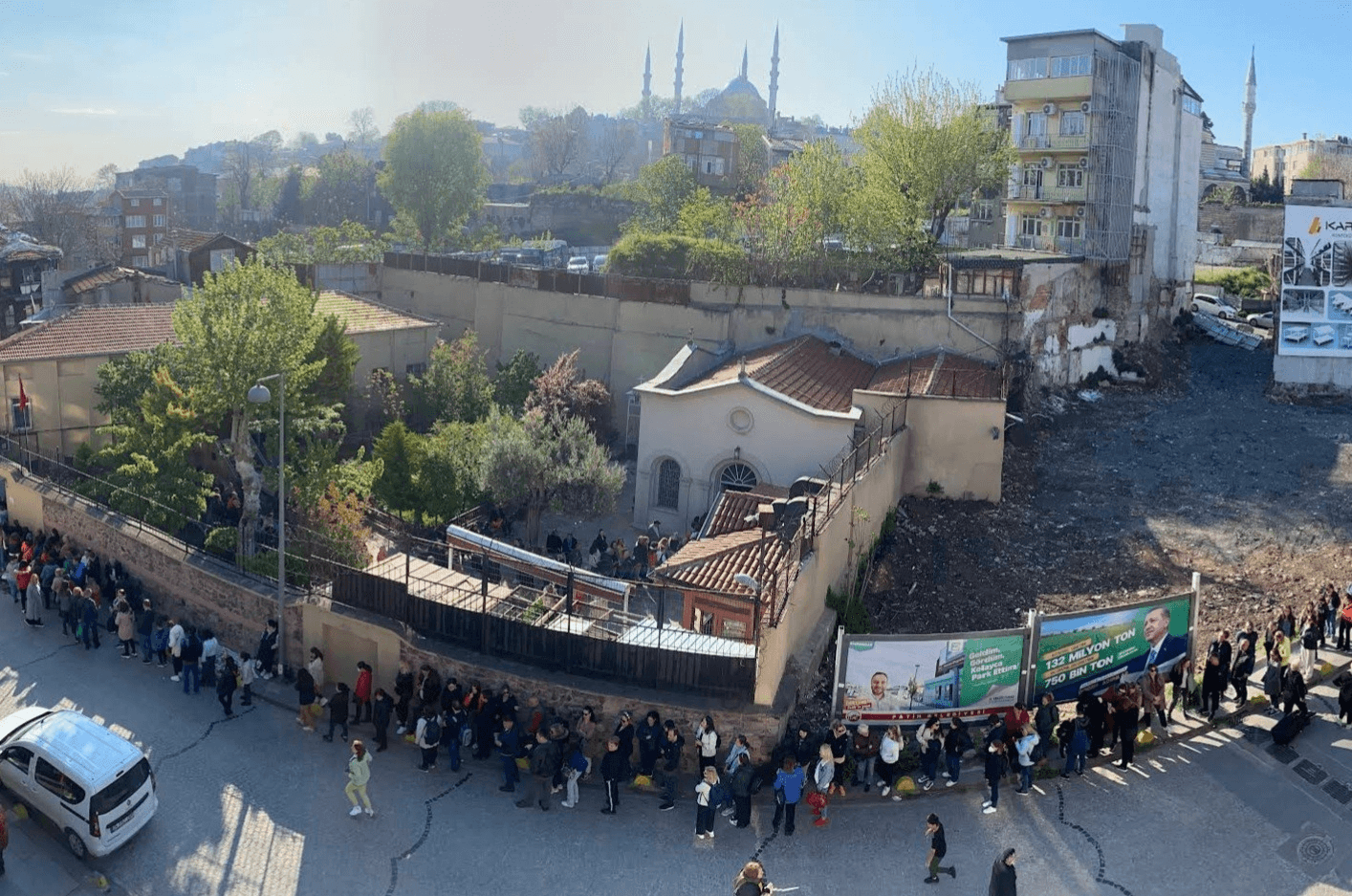 Найти церковь можно по очереди желающих чуда. Фото Дарины Устич