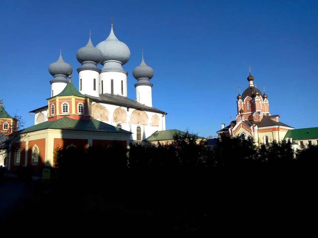 Закат над Тихвинским монастырём. Фото Дарины Устич
