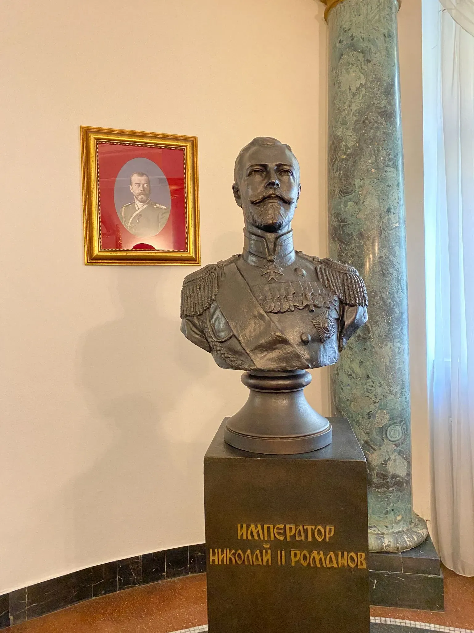 Бюст императора Николая II Романова в Русском доме. Фото: Татьяна Осовская