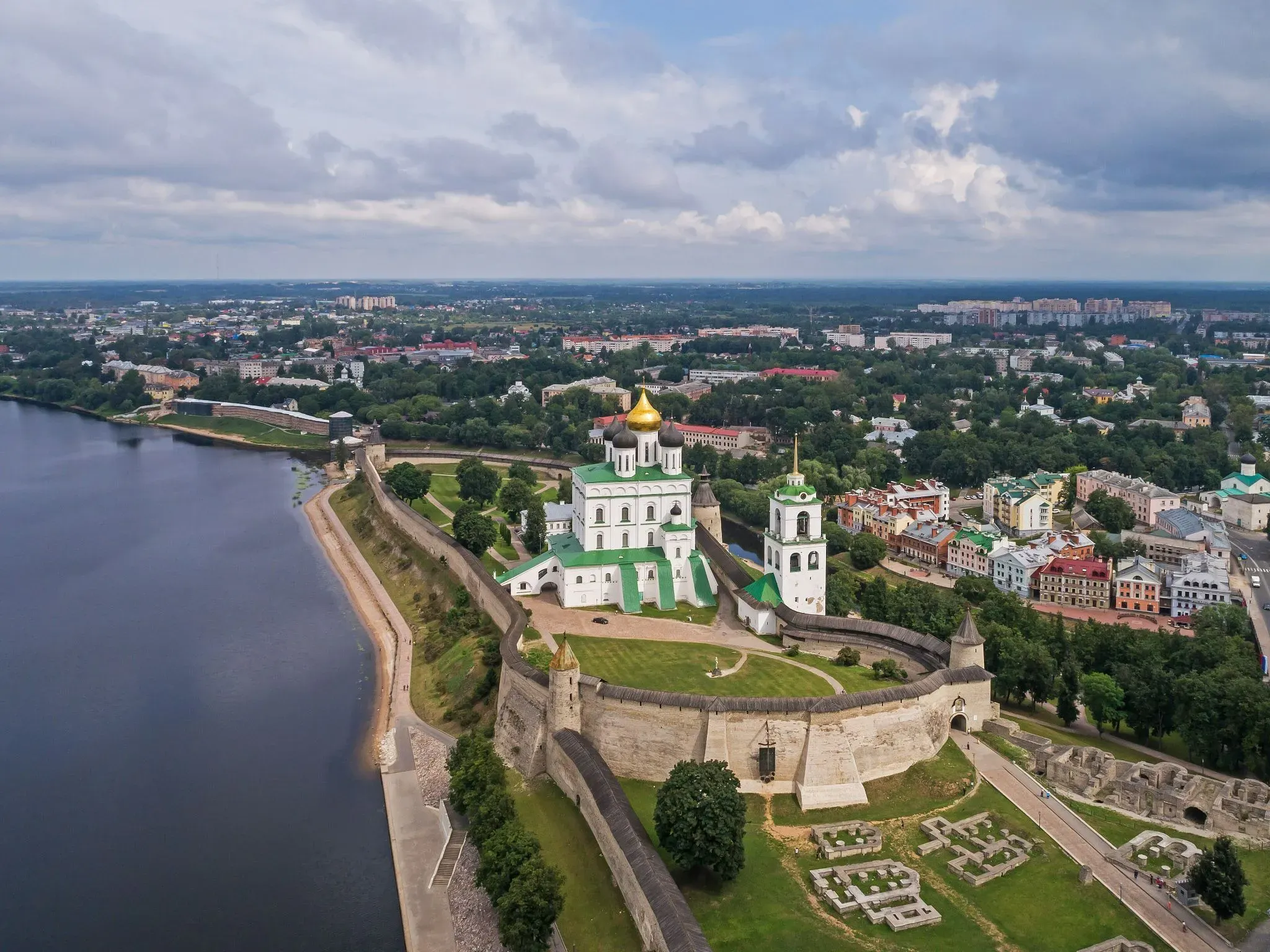 Панорама Псковского Крома. Фото: A.Savin / Wikimedia