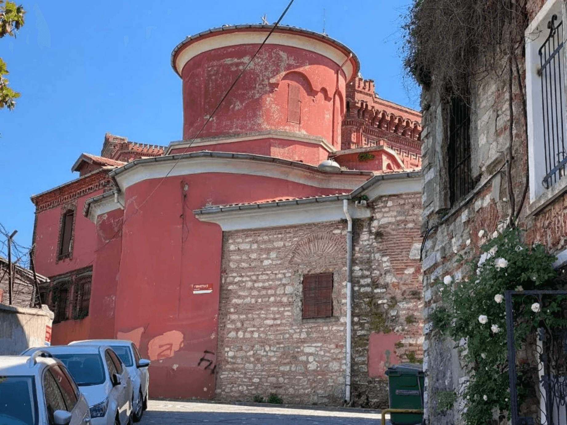 Неприметное здание оказалось святыней. И в этом весь Стамбул. Фото Дарины Устич