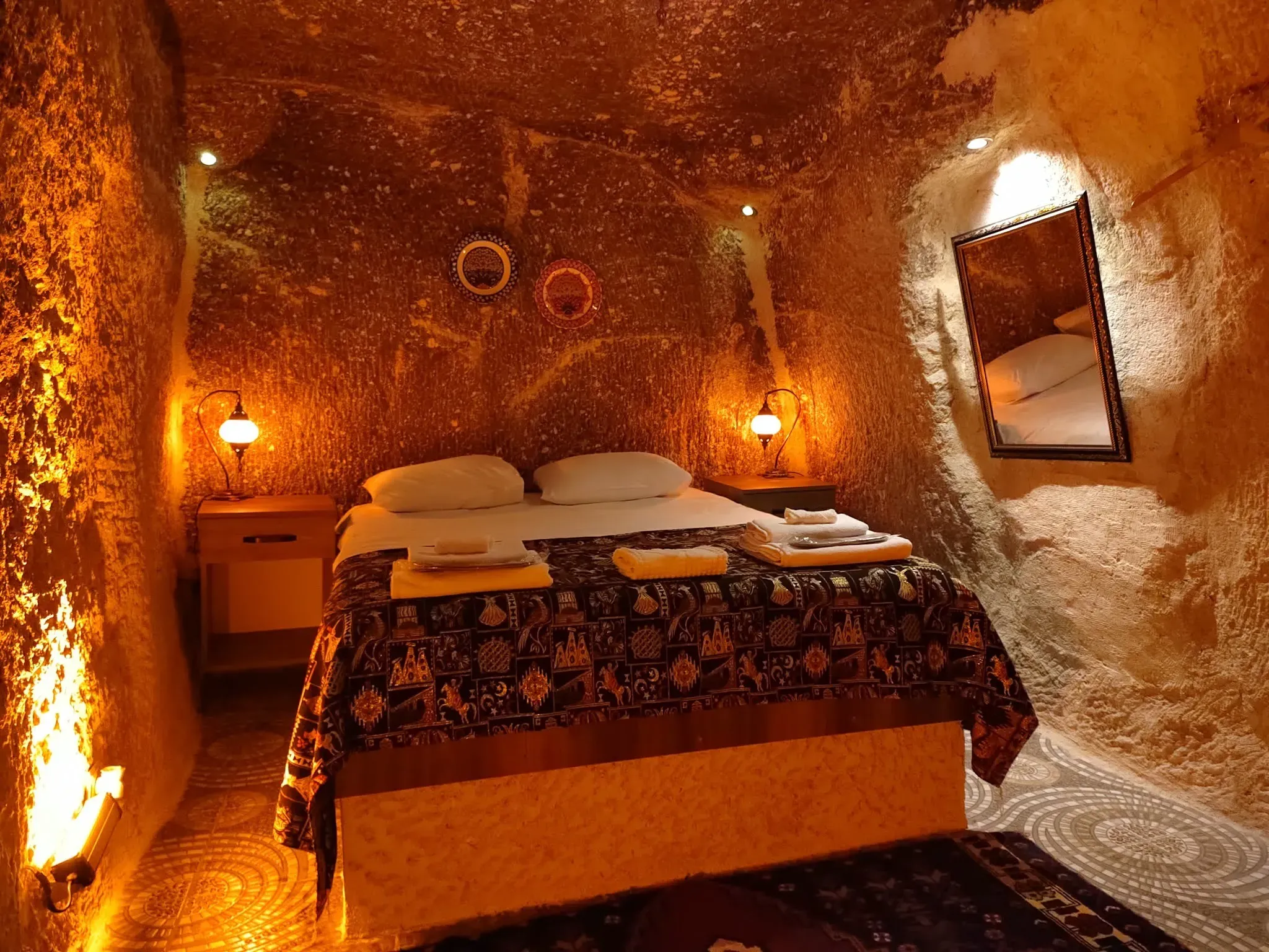 Мой номер-пещера. Она настоящая, ей 600 лет. Фото Дарины Устич