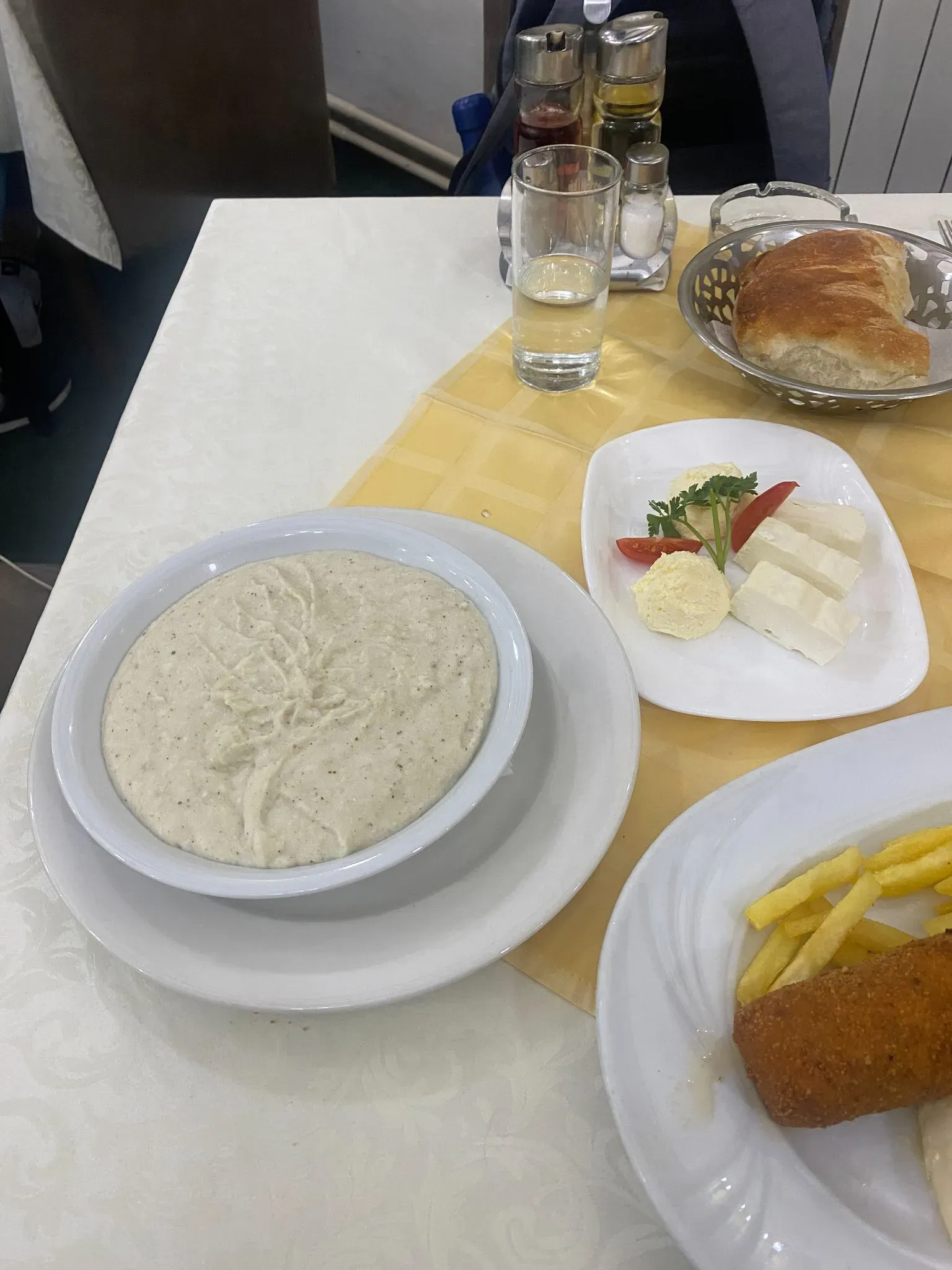 Качамак в Вальево — горячая кукурузная каша, к которой отдельно подают домашний сыр и каймак. Фото: Татьяна Осовская