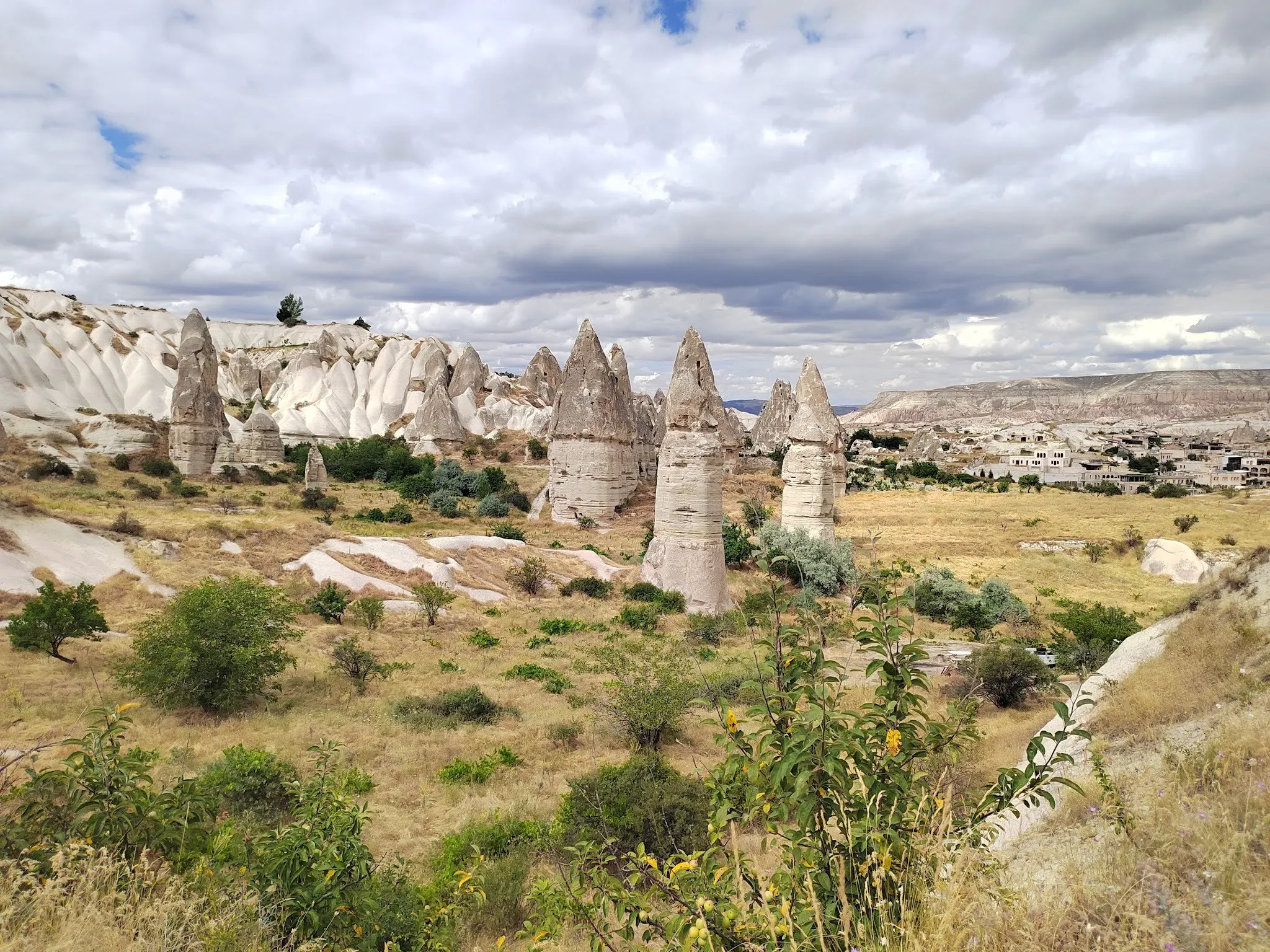 Инопланетные пейзажи в паре км от Гёреме. Фото Дарины Устич