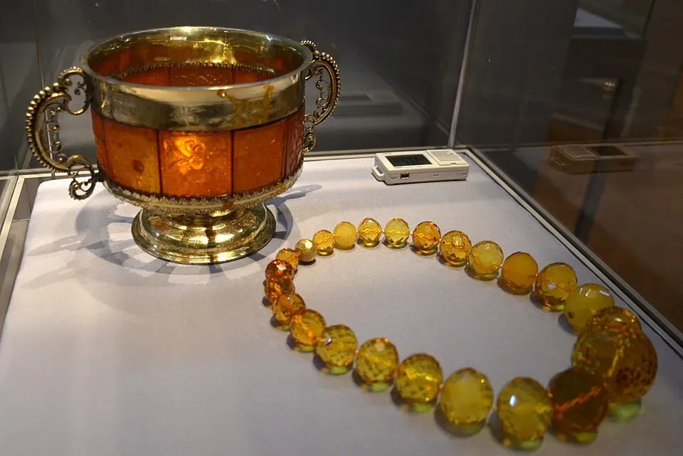 Украшения из янтаря / Silar / wikimedia