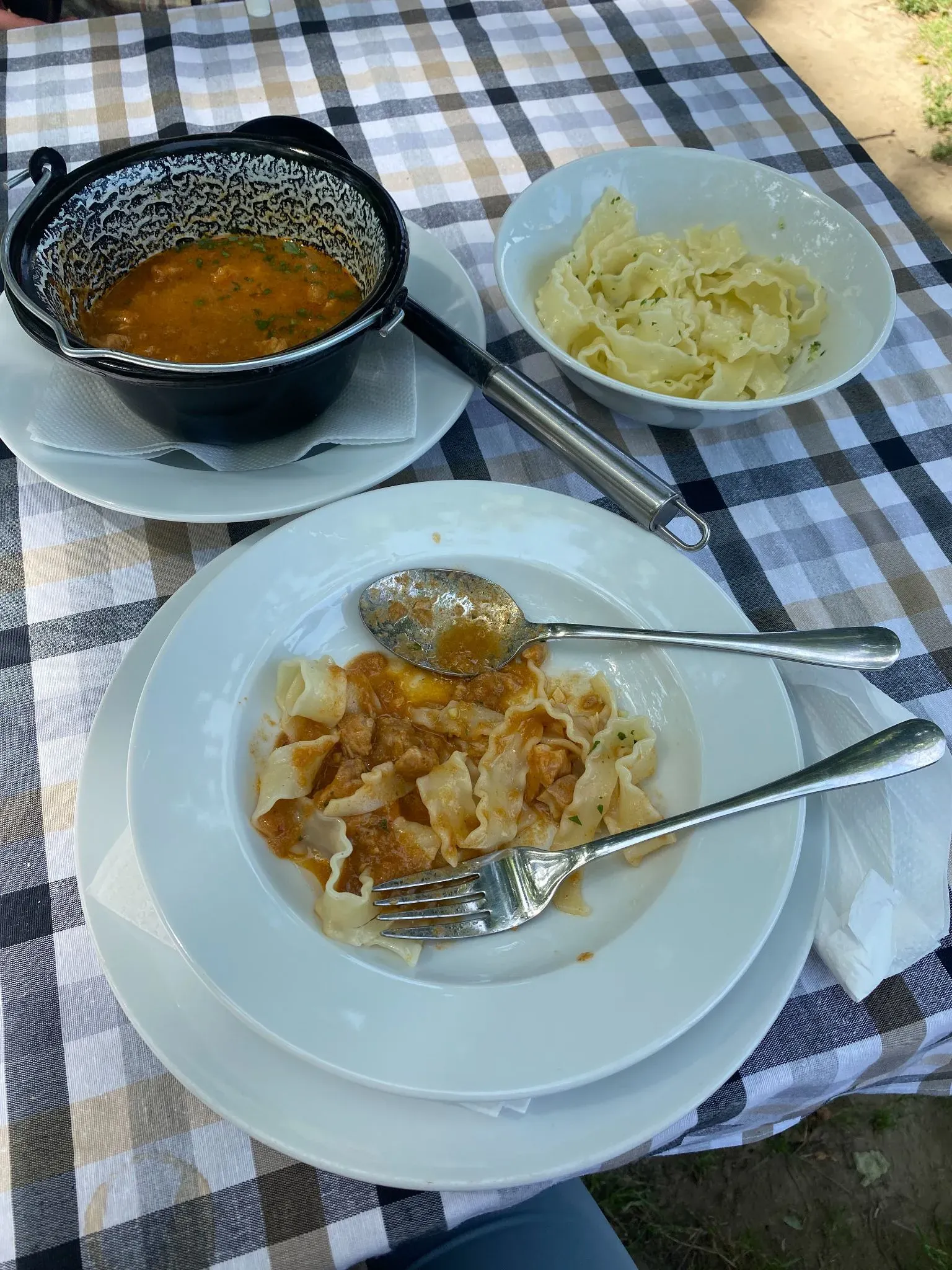 Подача рыбного паприкаша: наваристый соус в котелке и домашняя лапша.Фото: Татьяна Осовская