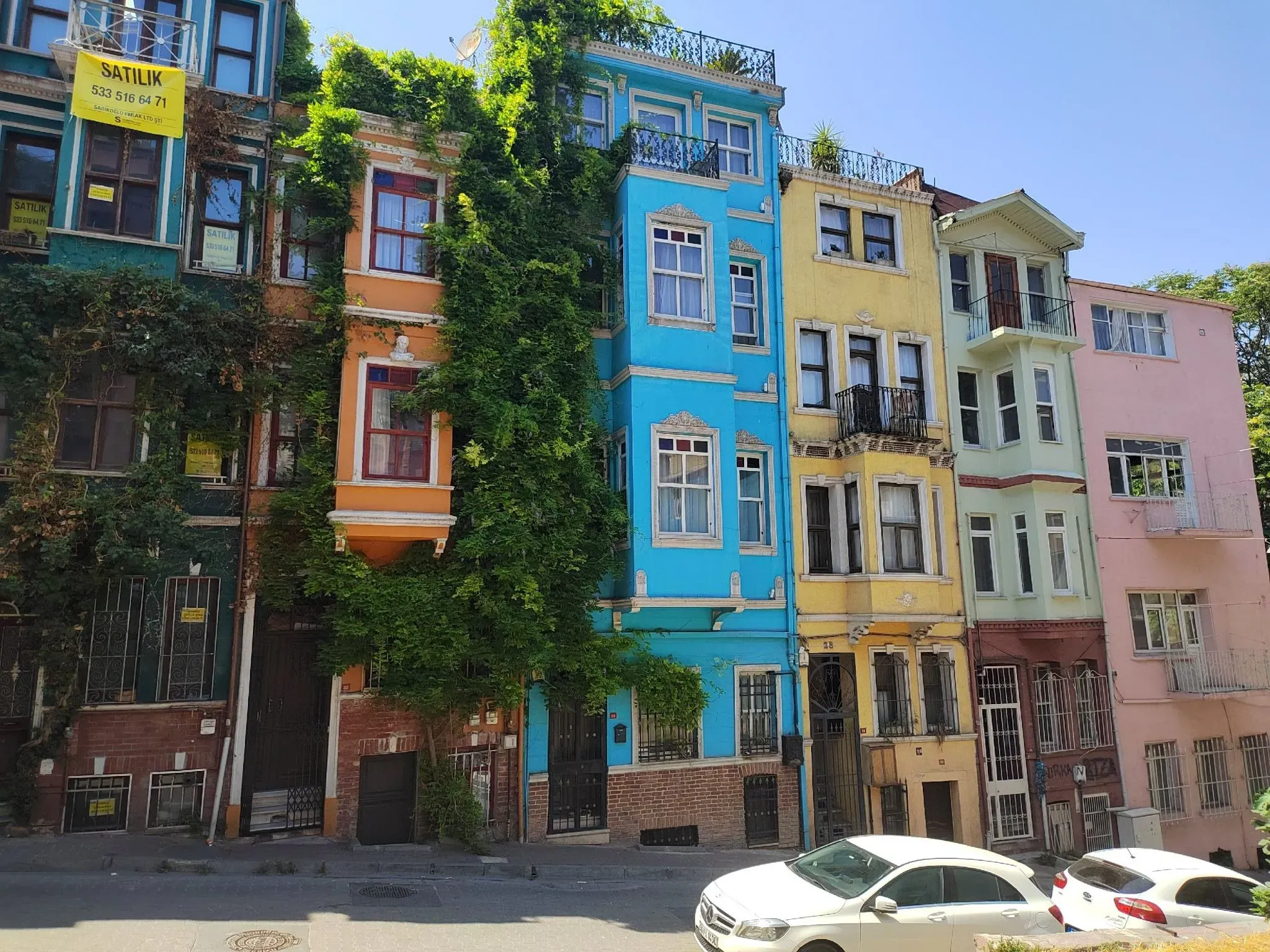 Цветные домики на улице Киремит. Фото Дарины Устич