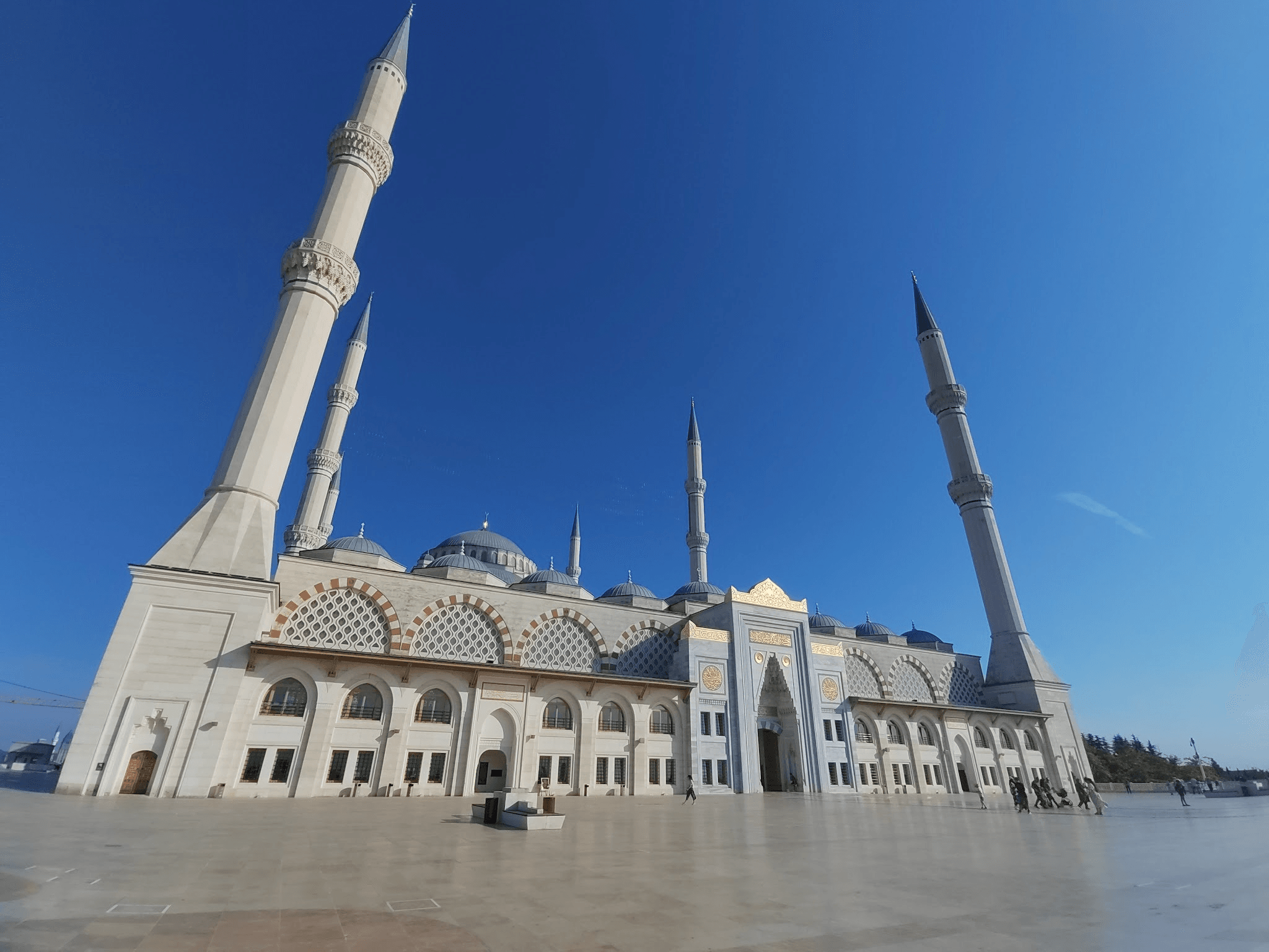 Размеры мечети поражают. Фото Дарины Устич