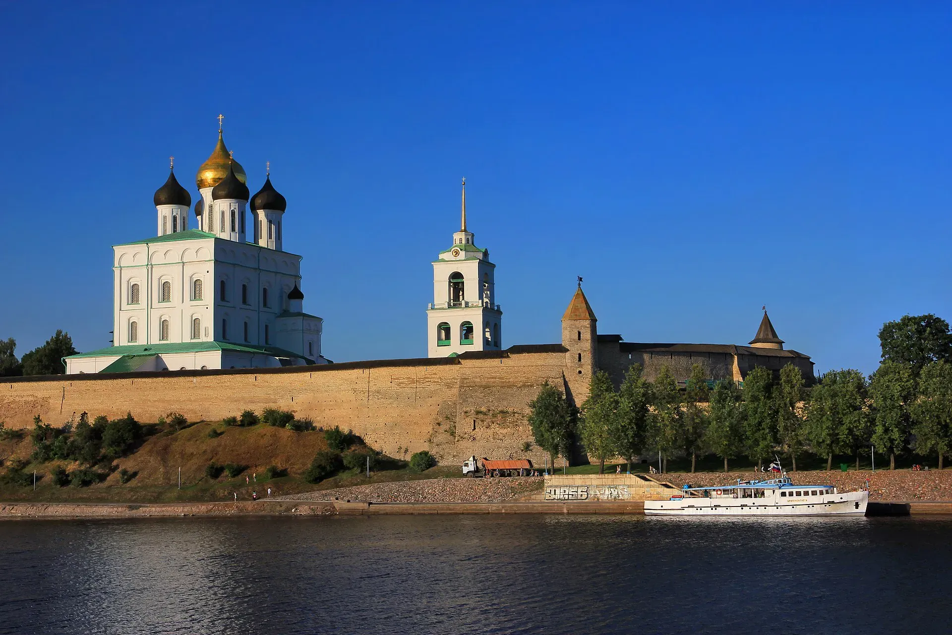 Вид на Псковский кром (кремль) с реки Великой / Фото Aleksander Kaasik / Wikimedia
