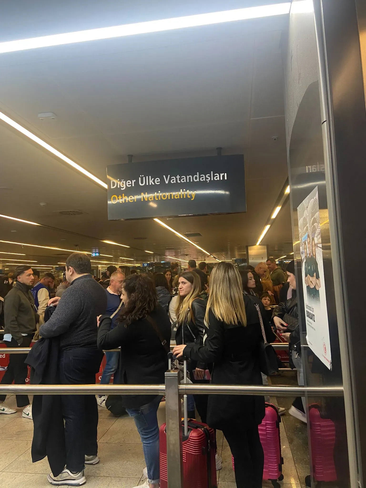 Очередь на паспортный контроль. Автор фото Анастасия Пелевина
