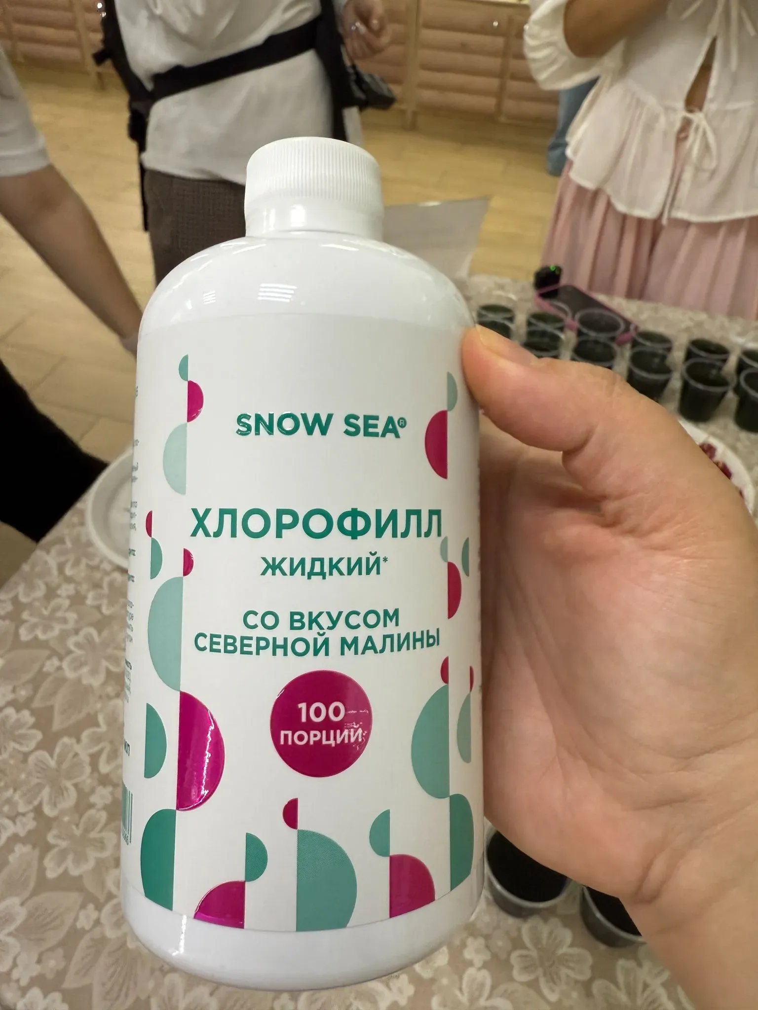 Жидкий хлорофилл со вкусом северной малины понравился мне больше остальных вариантов. Фото: Татьяна Осовская