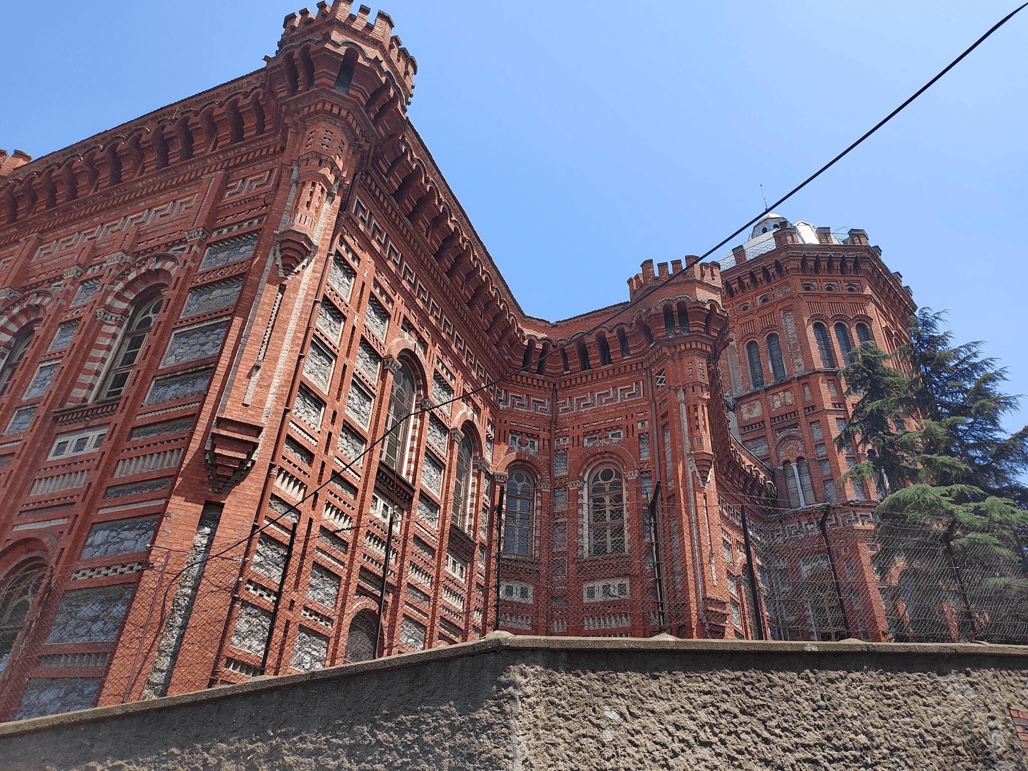 Отличный ориентир для поиска церкви. Фото Дарины Устич