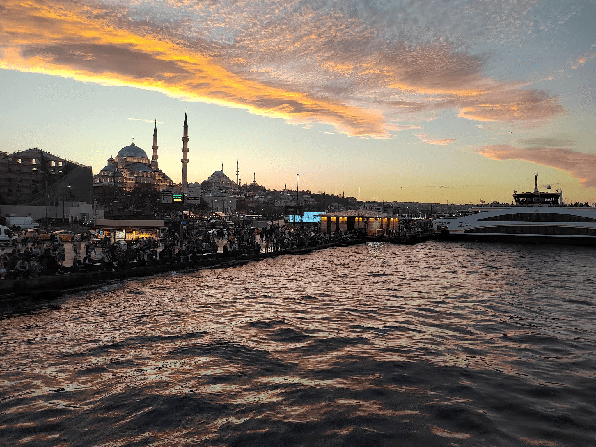 Новая мечеть. Вид с причала Эминёню. Фото Дарины Устич