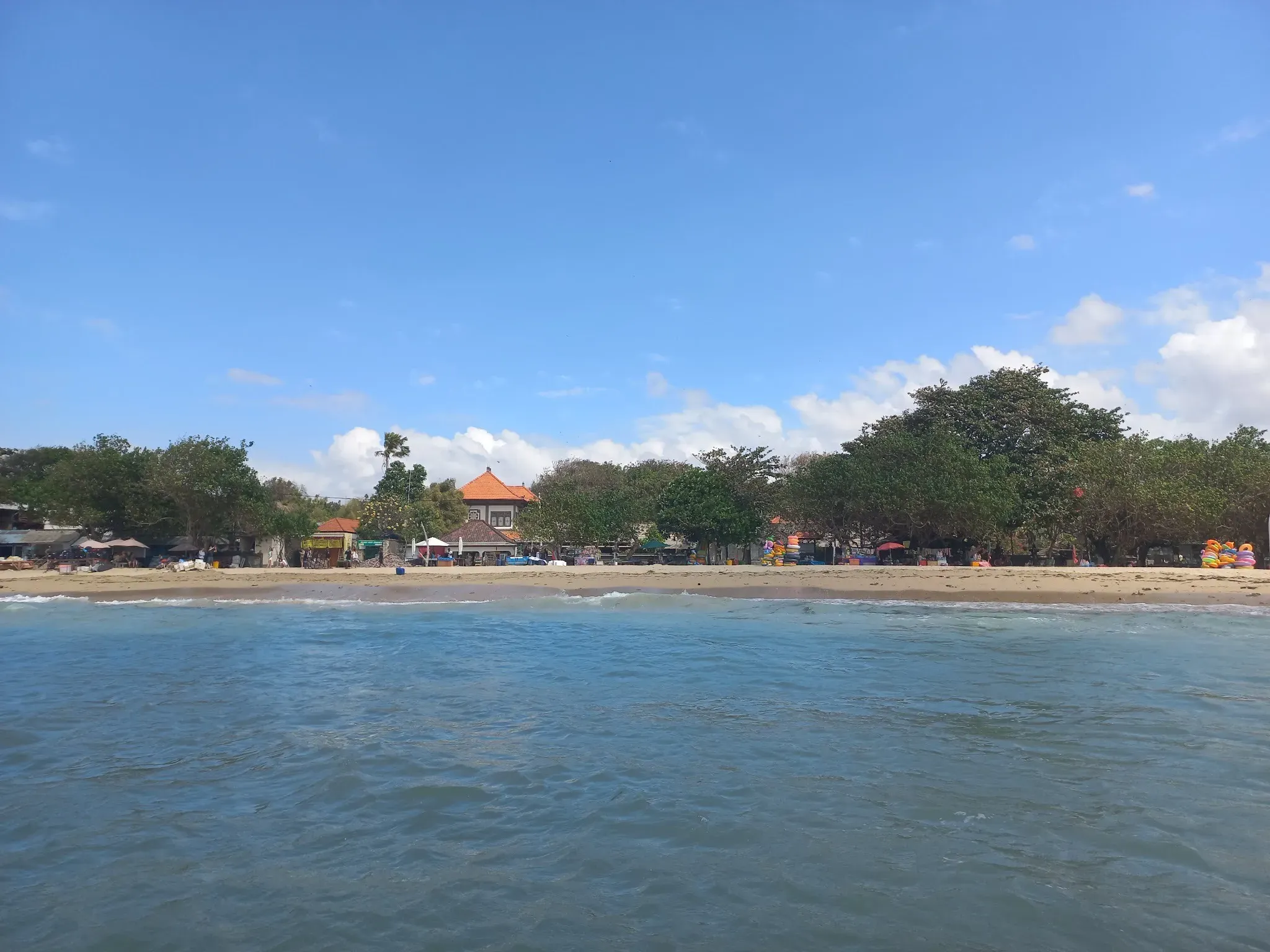 Море тёплое и прозрачное с песчаным ровным дном. Фото Дарины Устич