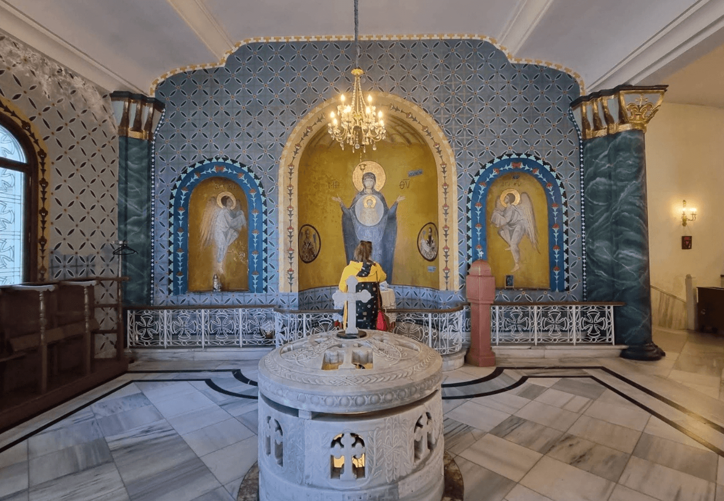 Внутри церкви очень скромно, но атмосфера сумасшедшая. Фото Дарины Устич