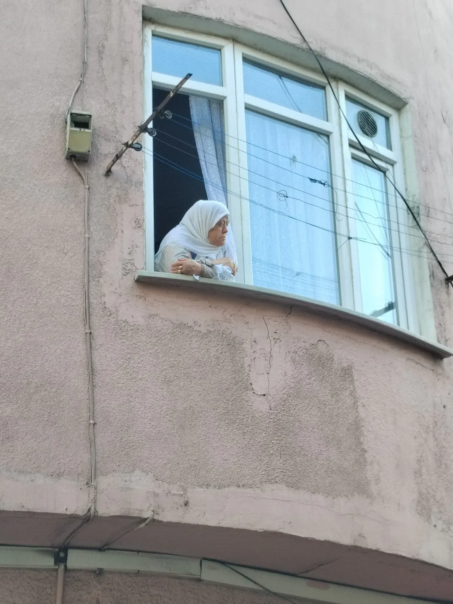 Местные в окошках. Фото Дарины Устич
