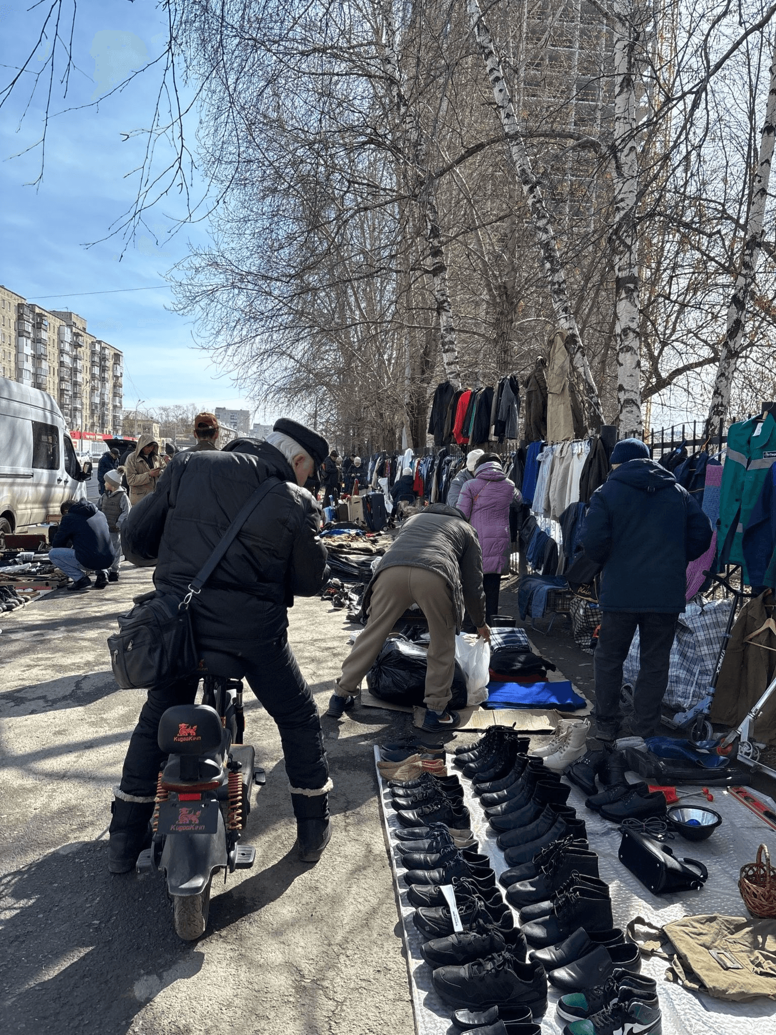 Торговля вдоль забора школы.Автор фото Анастасия Пелевина
