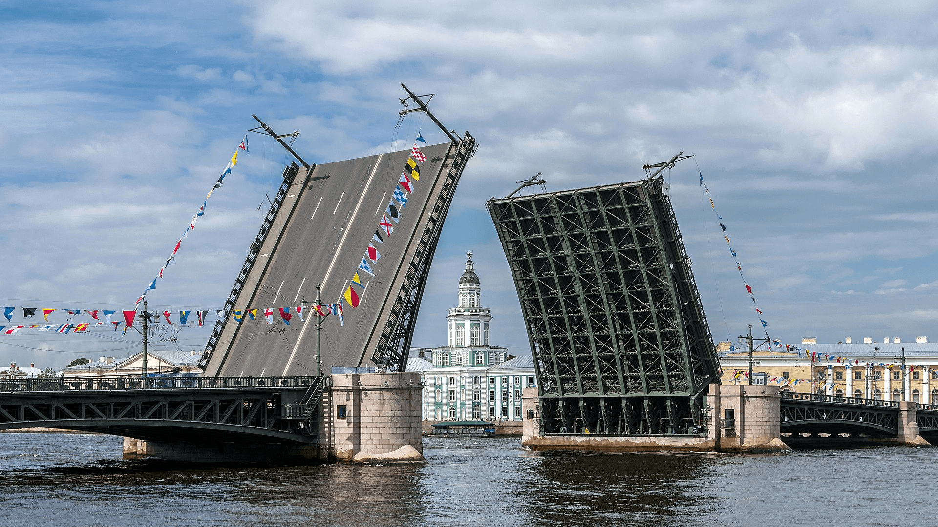 Разведённый Дворцовый мост в Санкт-Петербурге / Фото Alex 'Florstein' Fedorov / wikimedia