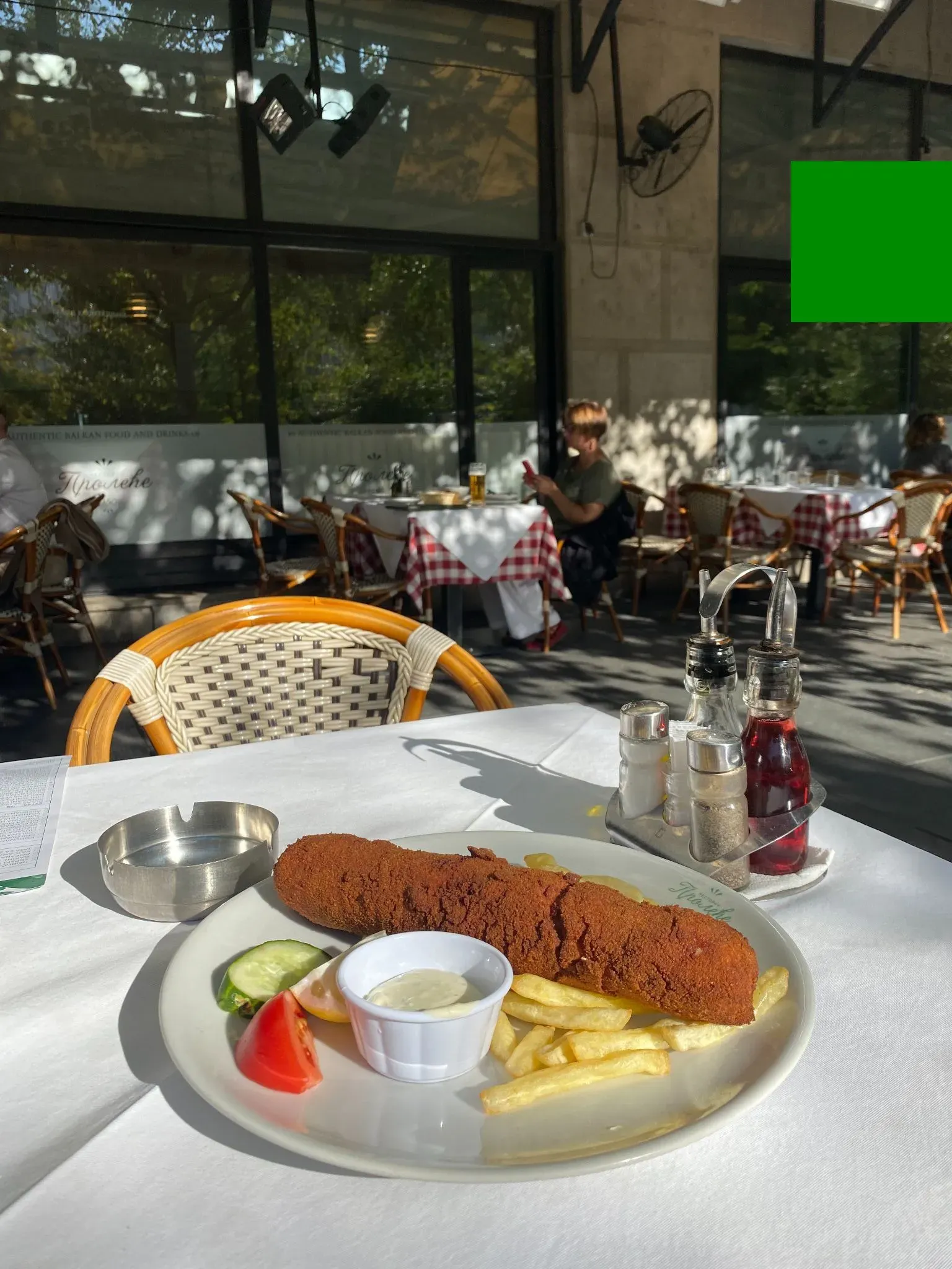 Караджорджева шницла: сытная классика из мяса, каймака и хрустящей панировки. Фото: Татьяна Осовская