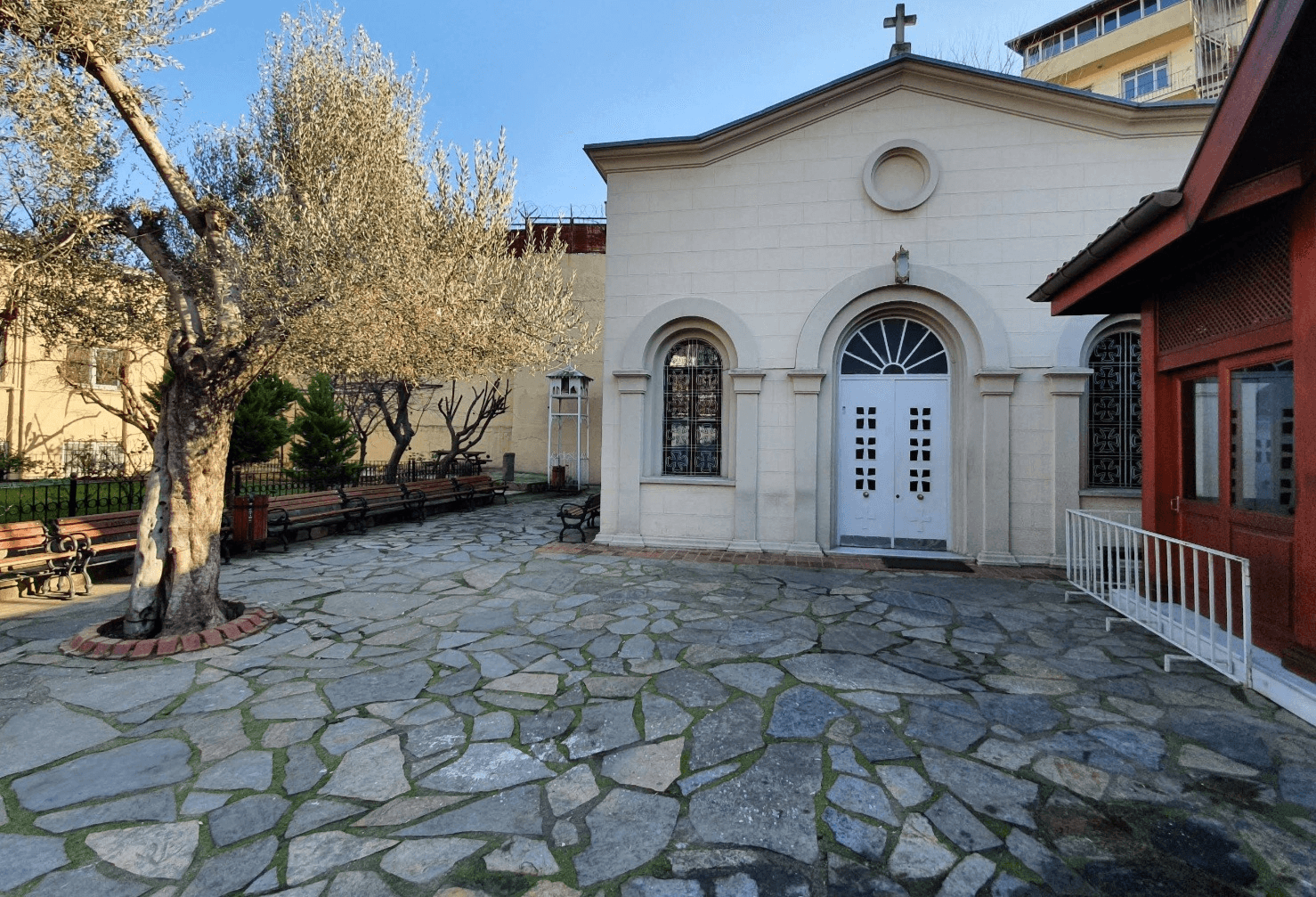 Крошечный храм спрятался в старинном жилом районе Вефа. Фото Дарины Устич